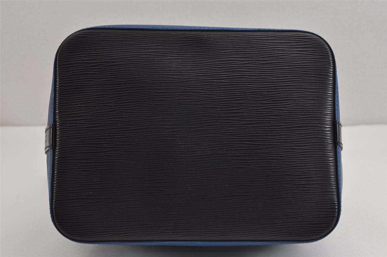 Authentic Louis Vuitton Epi Petit Noe Bi-color Blue x Black Drawstring Bag 2360J