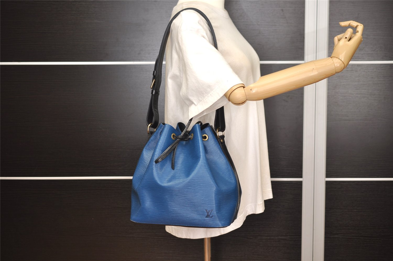 Authentic Louis Vuitton Epi Petit Noe Bi-color Blue x Black Drawstring Bag 2360J