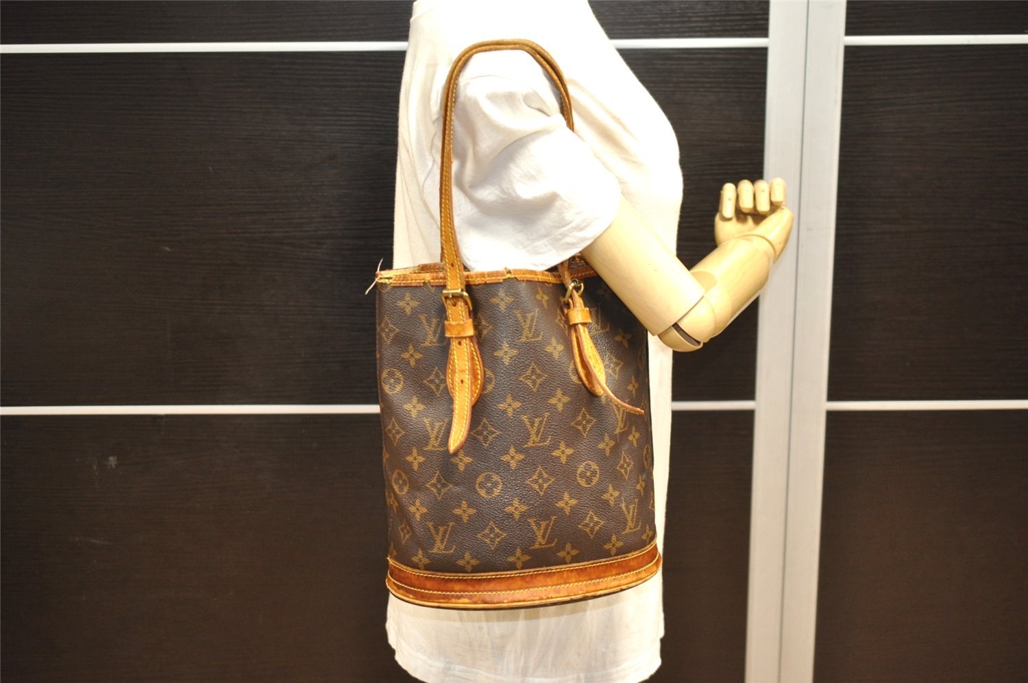 Authentic Louis Vuitton Monogram Bucket PM Shoulder Tote Bag M42238 LV 2370J