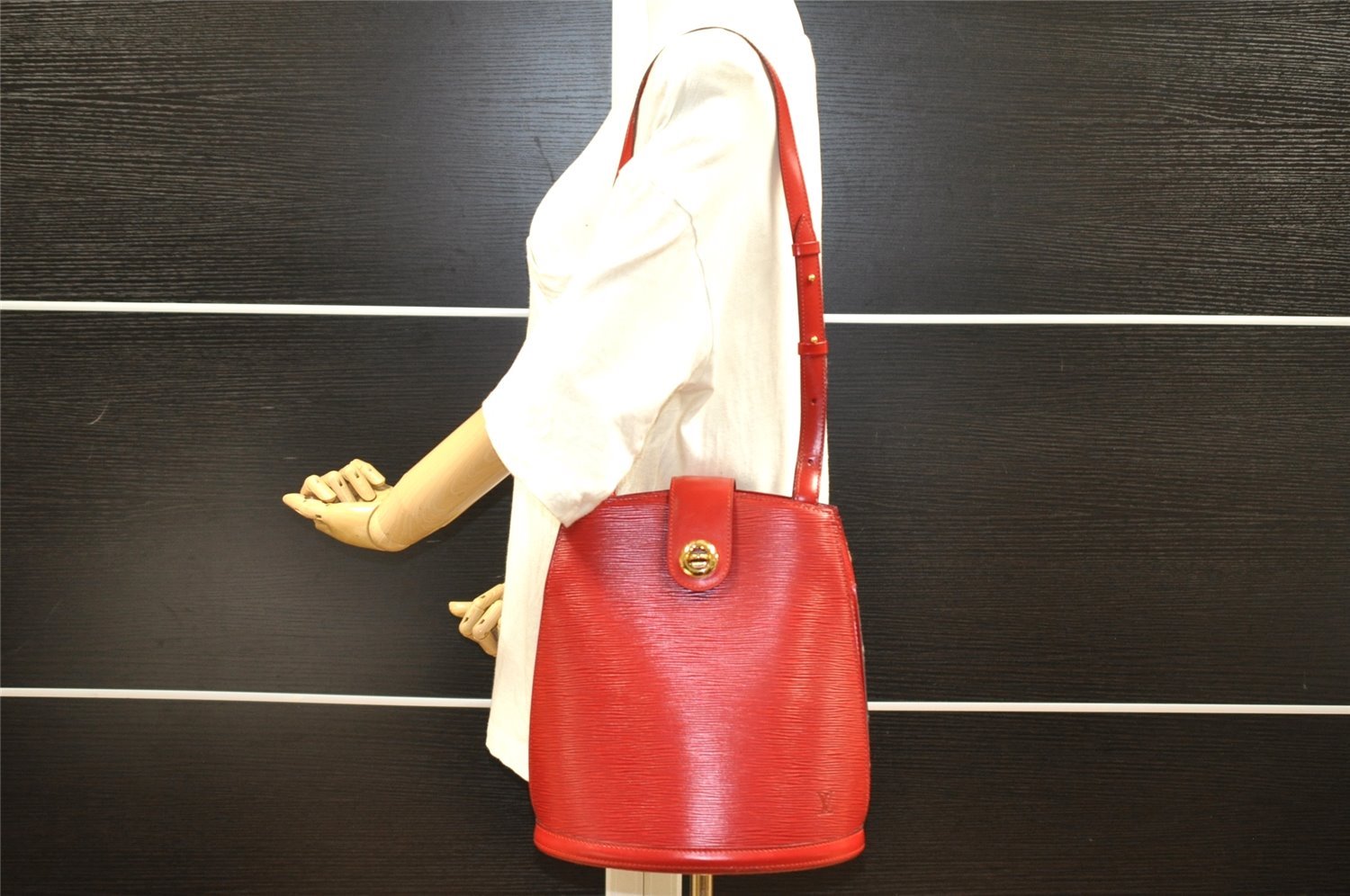 Authentic Louis Vuitton Epi Cluny Shoulder Bag Purse Red M52257 LV 2374I
