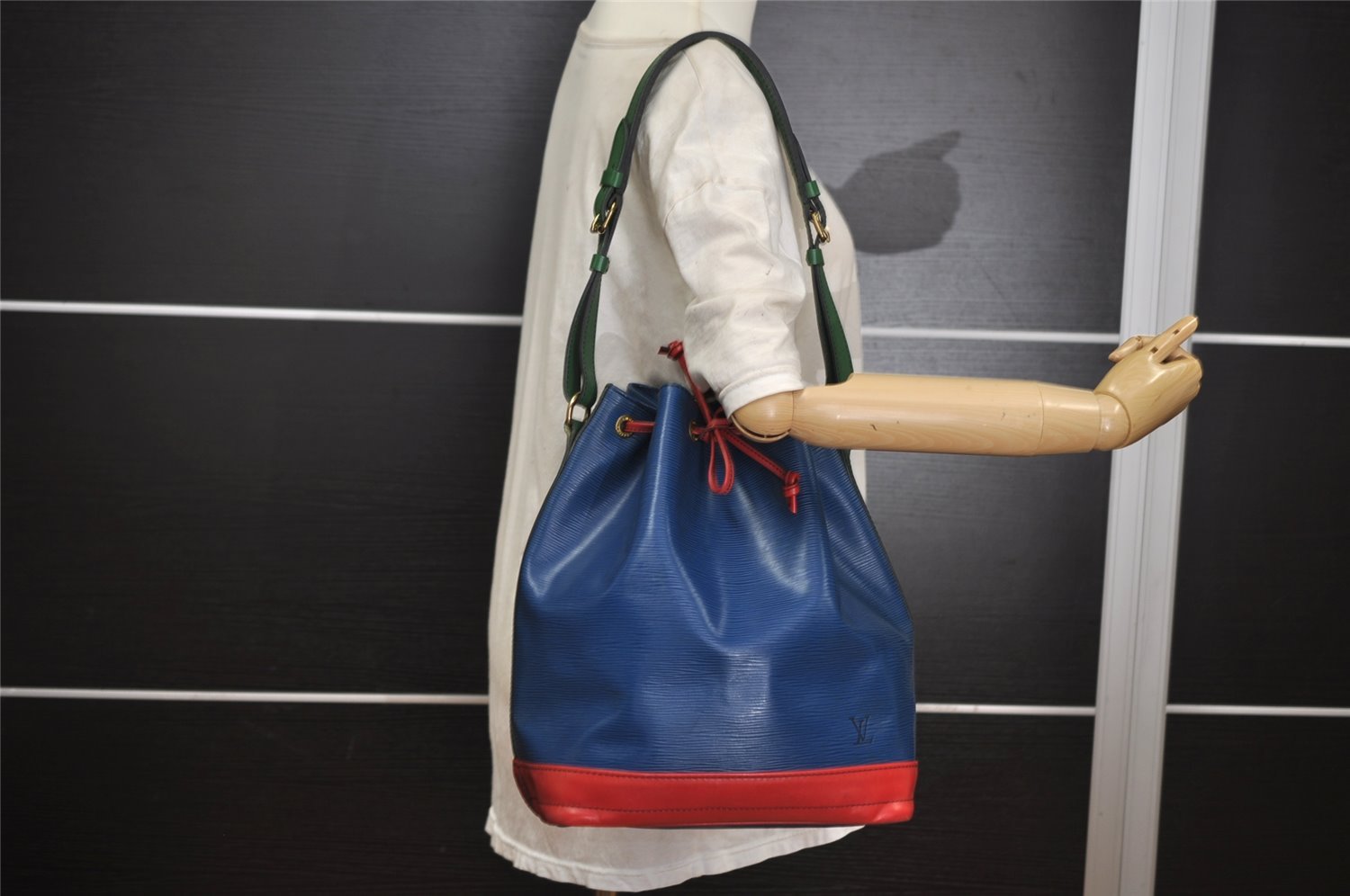 Auth Louis Vuitton Epi Noe Tricolor Blue Red Green M44082 Drawstring Bag 2421I