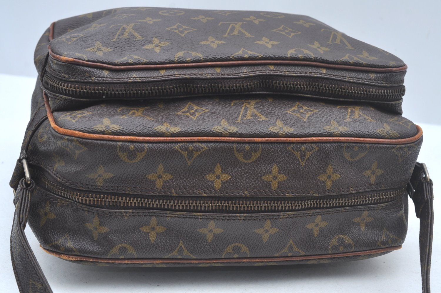 Authentic Louis Vuitton Monogram Nile Shoulder Cross Body Bag Old Model LV 2439J