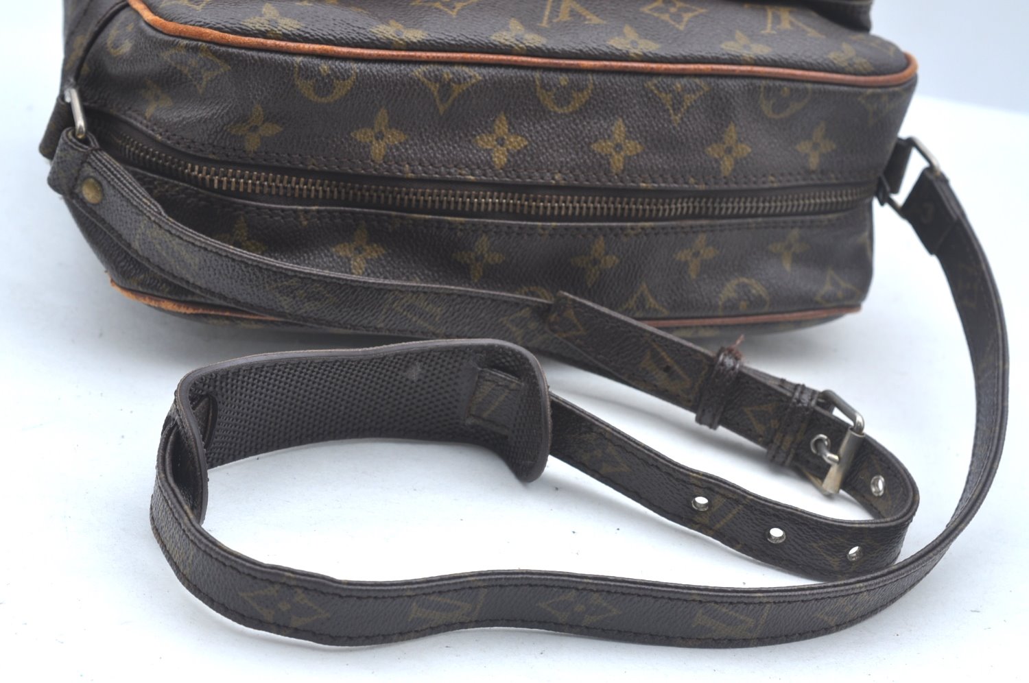 Authentic Louis Vuitton Monogram Nile Shoulder Cross Body Bag Old Model LV 2439J