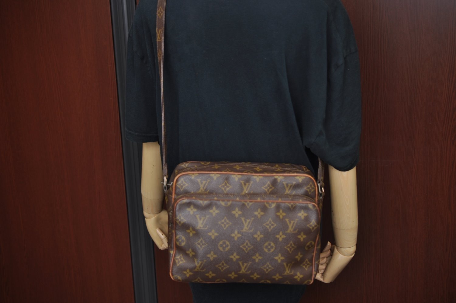 Authentic Louis Vuitton Monogram Nile Shoulder Cross Body Bag Old Model LV 2439J
