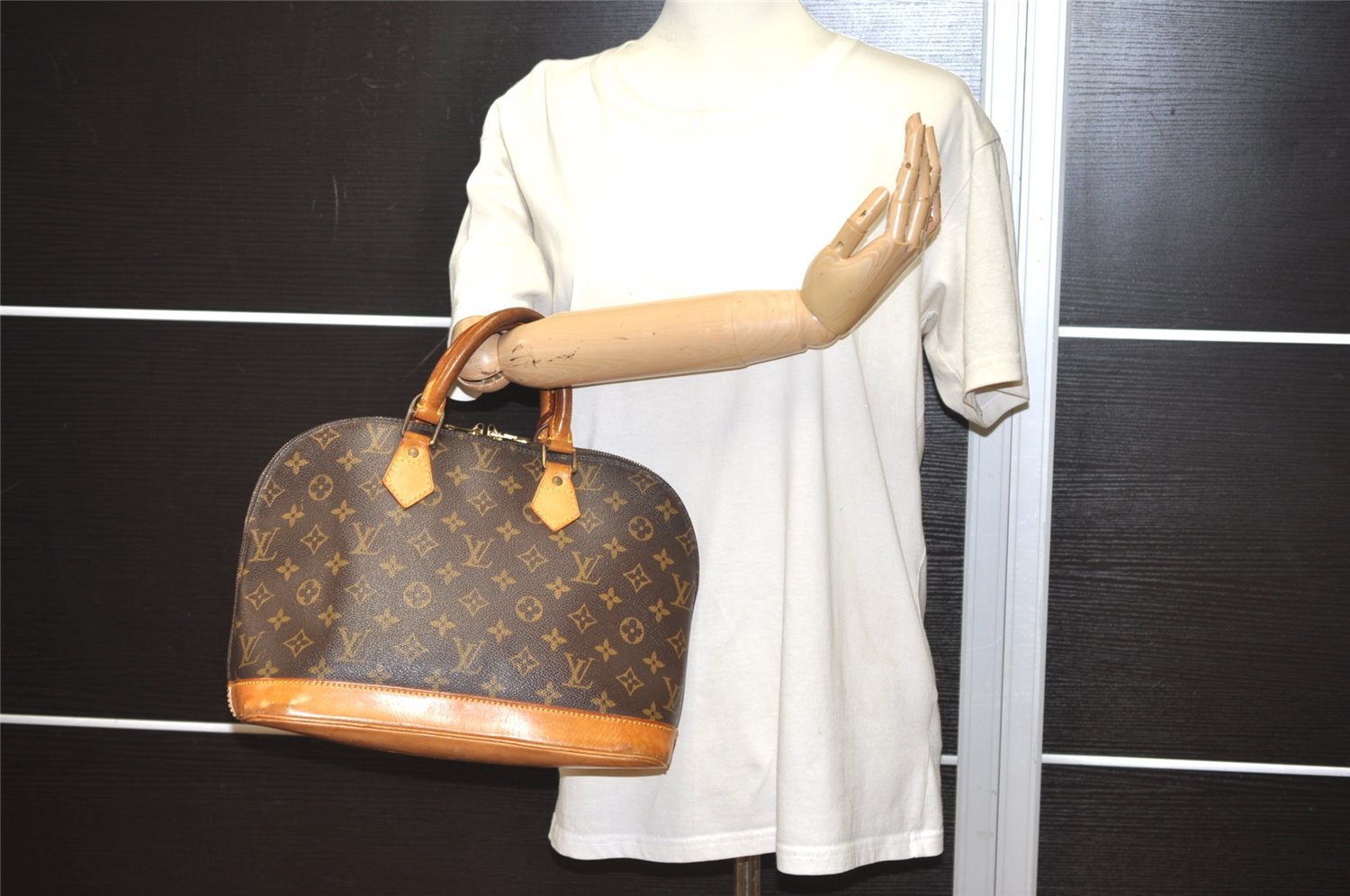Authentic Louis Vuitton Monogram Alma Hand Bag Purse M51130 LV 2476I