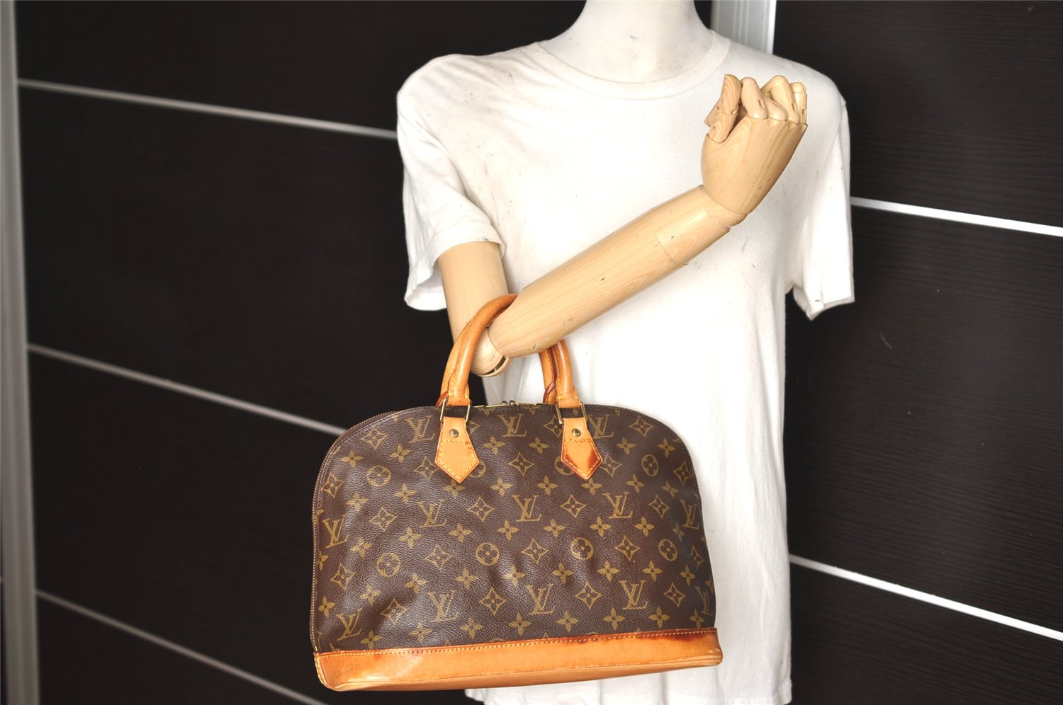 Authentic Louis Vuitton Monogram Alma Hand Bag Purse M51130 LV 2513K