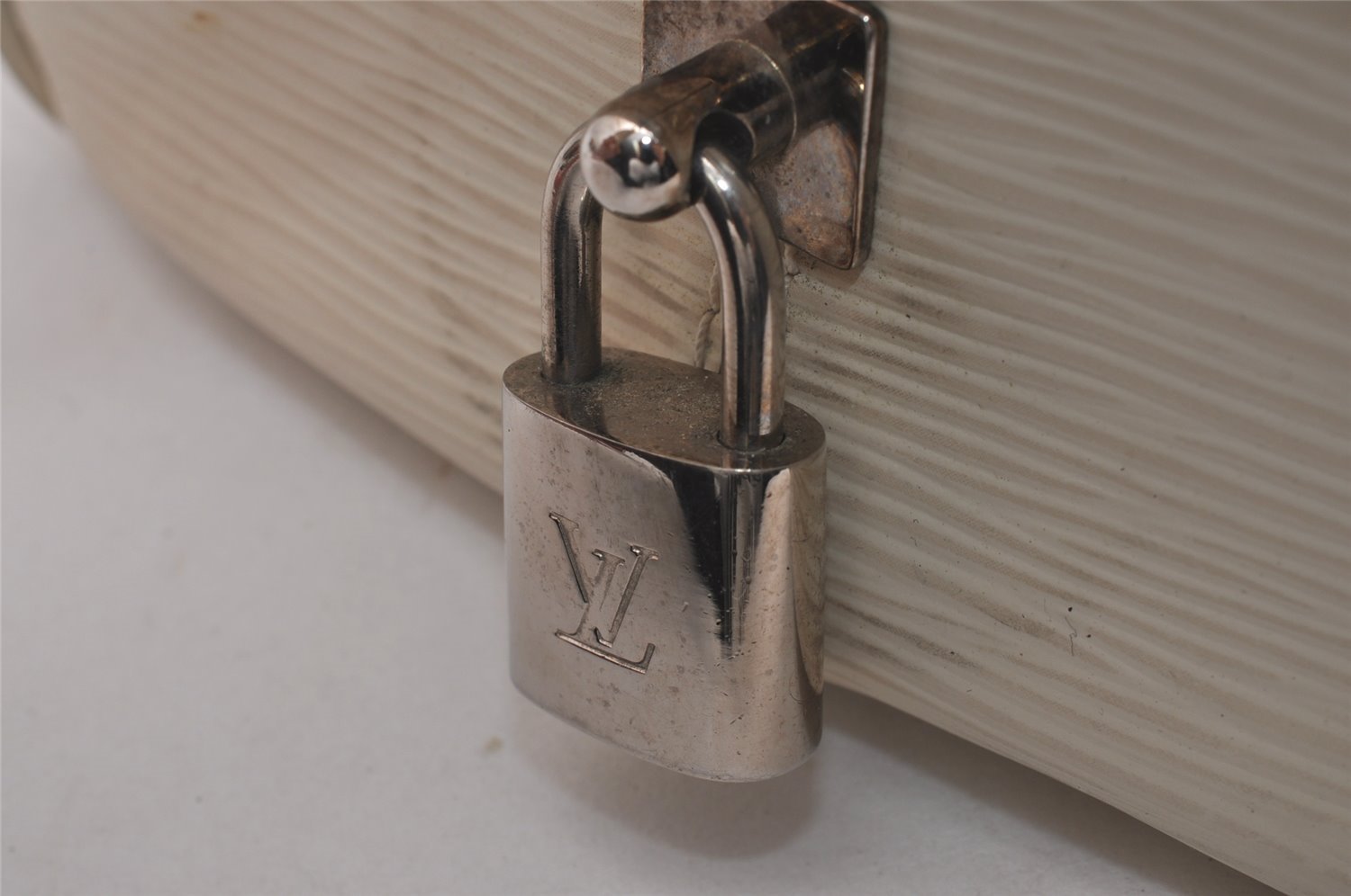 Authentic Louis Vuitton Epi Bowling Montaigne GM Hand Bag White M5931J LV 2516I