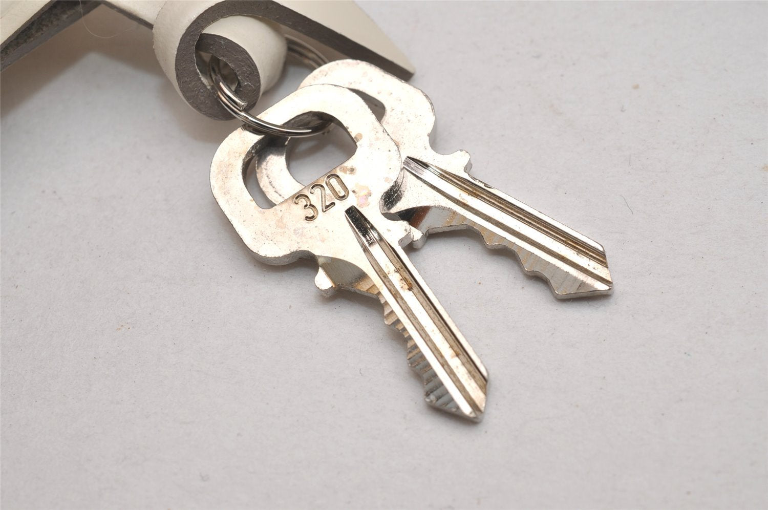 Authentic Louis Vuitton Epi Bowling Montaigne GM Hand Bag White M5931J LV 2516I