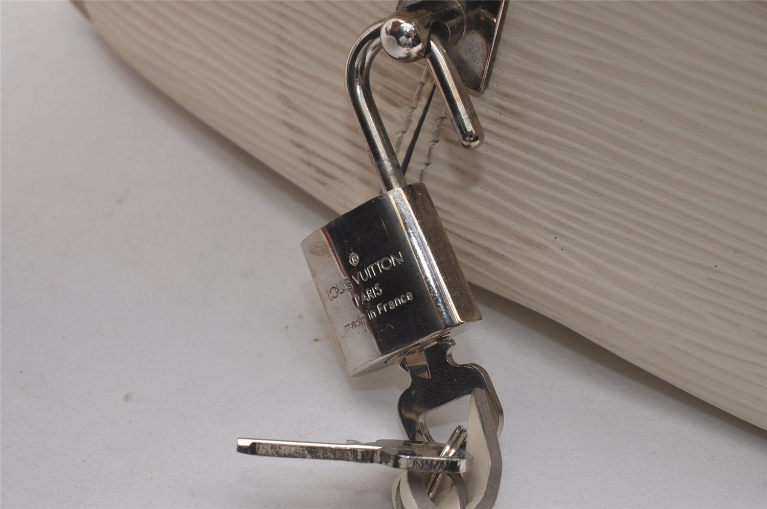 Authentic Louis Vuitton Epi Bowling Montaigne GM Hand Bag White M5931J LV 2516I