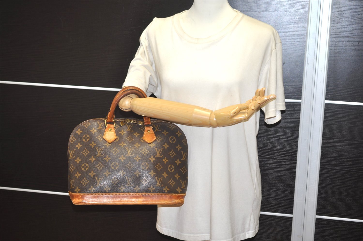 Authentic Louis Vuitton Monogram Alma Hand Bag Purse M51130 LV 2545J