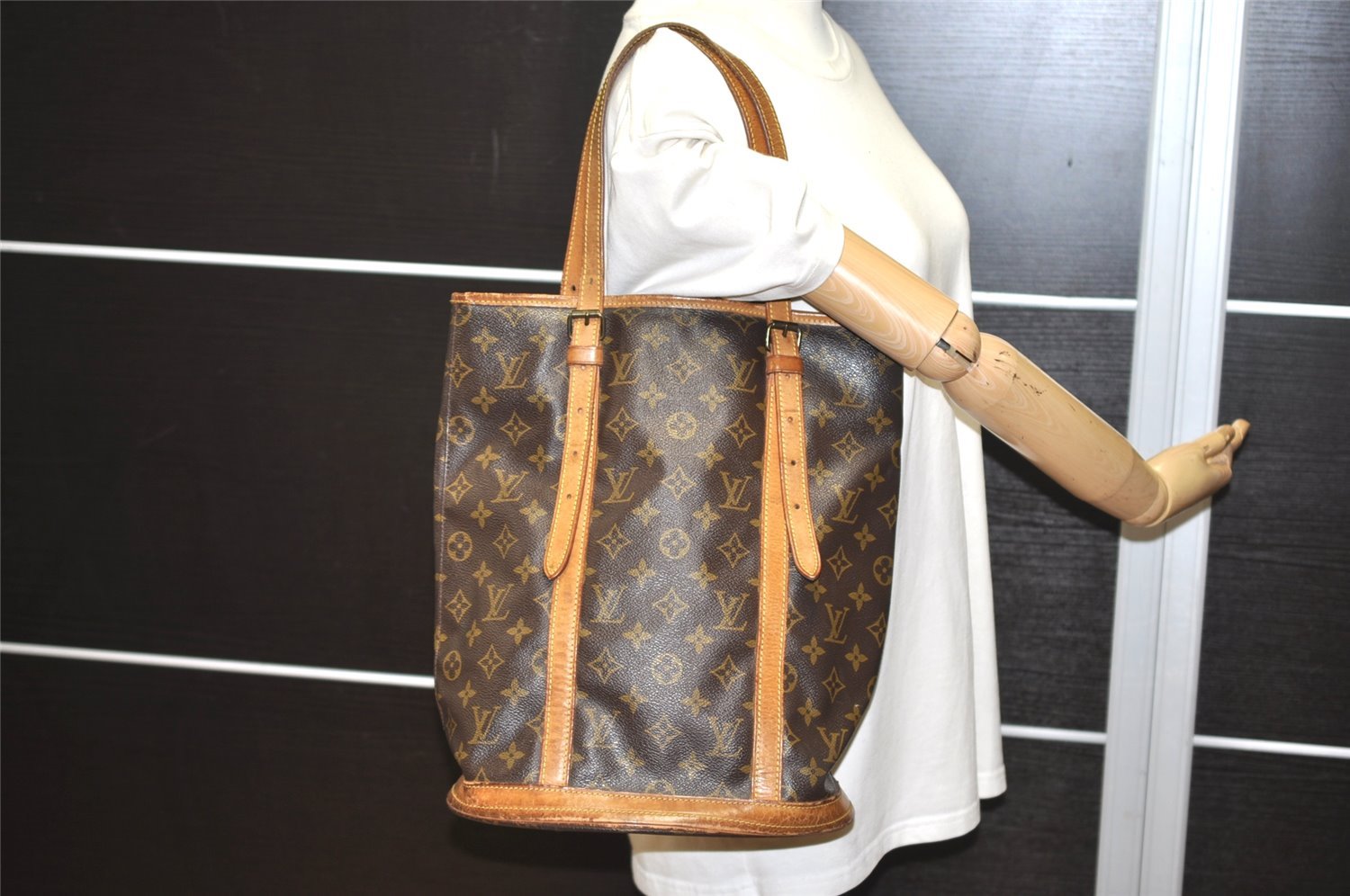 Authentic Louis Vuitton Monogram Bucket GM Shoulder Tote Bag Old Model LV 2580I