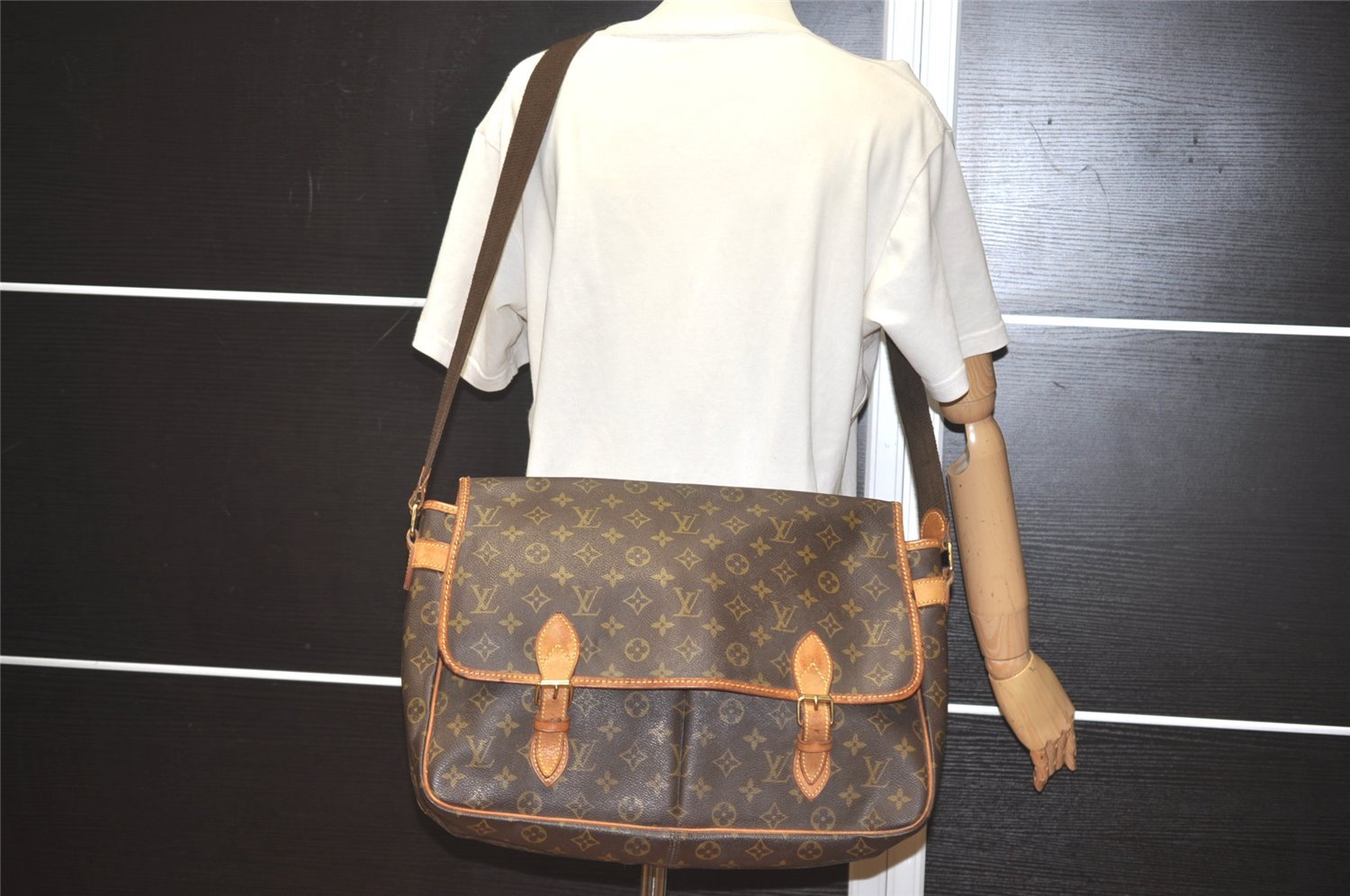 Authentic Louis Vuitton Monogram Gibeciere GM Shoulder Cross Bag M42246 LV 2589I