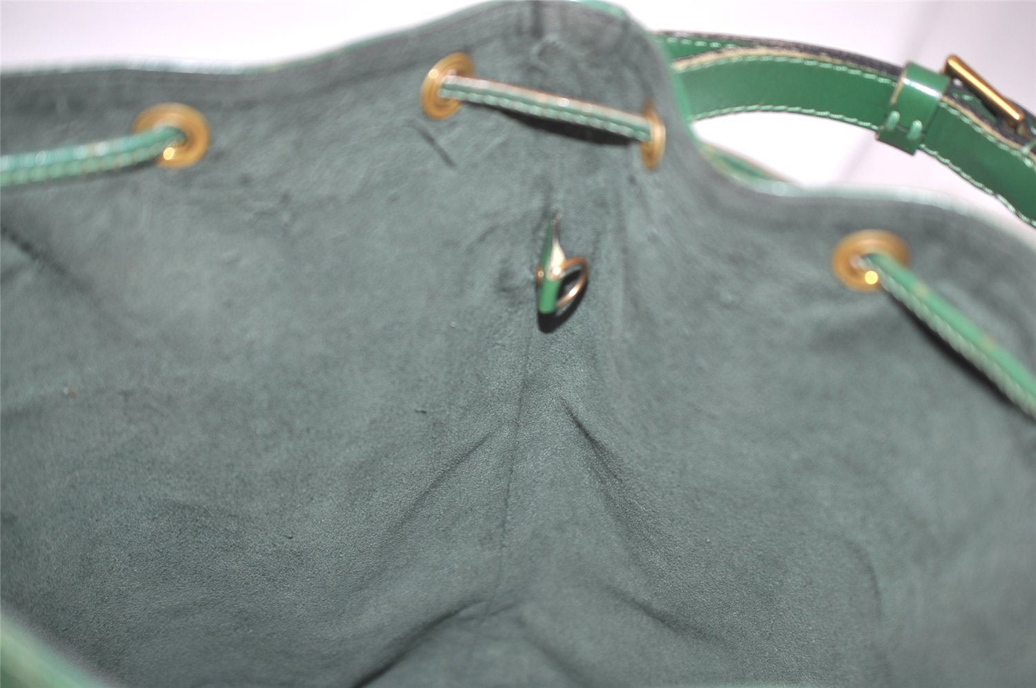 Authentic Louis Vuitton Epi Noe Shoulder Drawstring Bag Green M44004 LV 2591I
