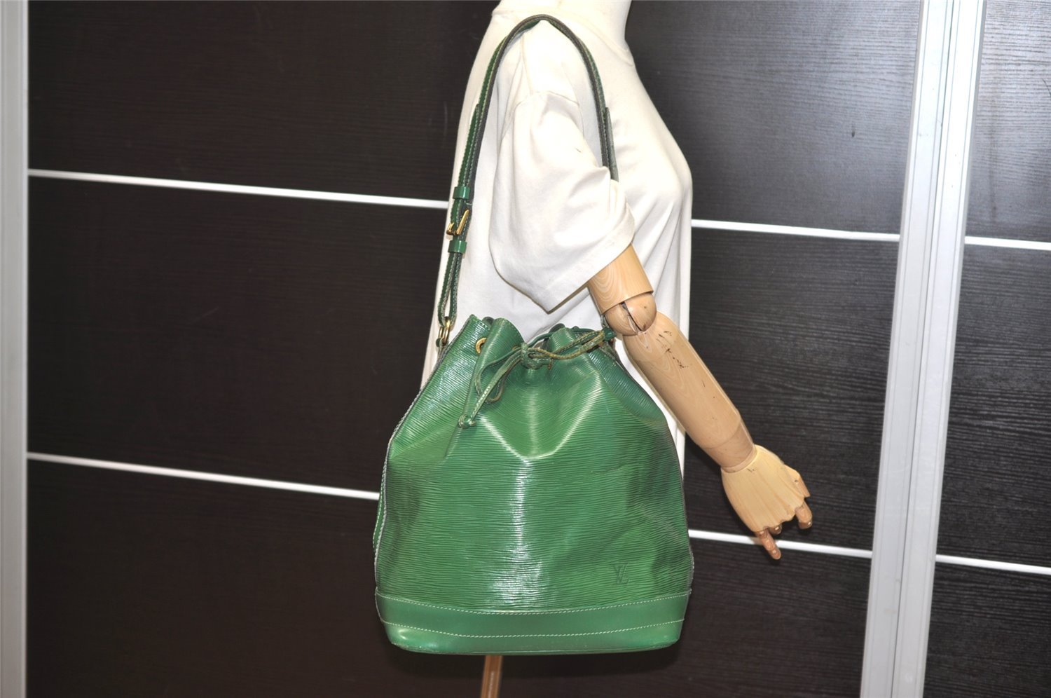 Authentic Louis Vuitton Epi Noe Shoulder Drawstring Bag Green M44004 LV 2591I