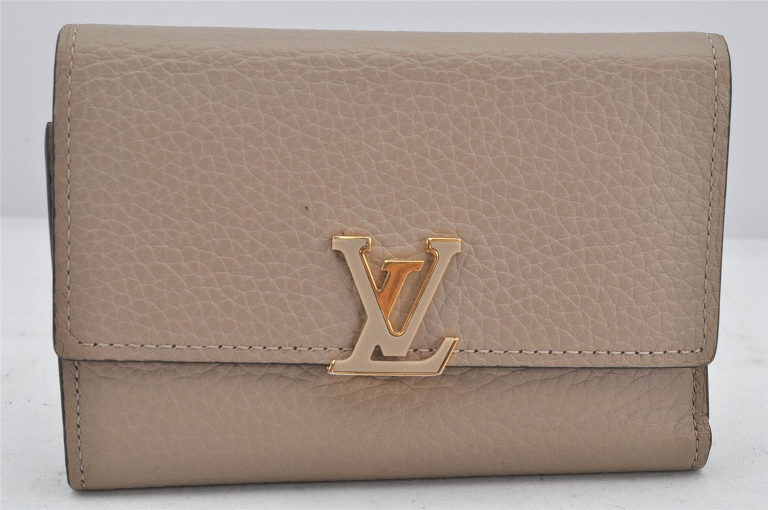 Auth Louis Vuitton Taurillon Portefeuille Capucines Compact Wallet Beige 2593K