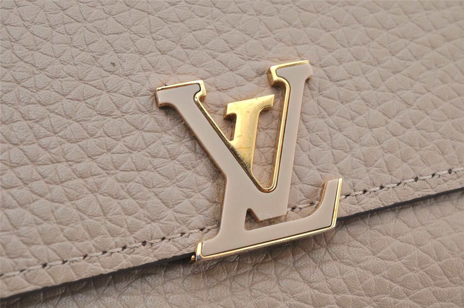 Auth Louis Vuitton Taurillon Portefeuille Capucines Compact Wallet Beige 2593K