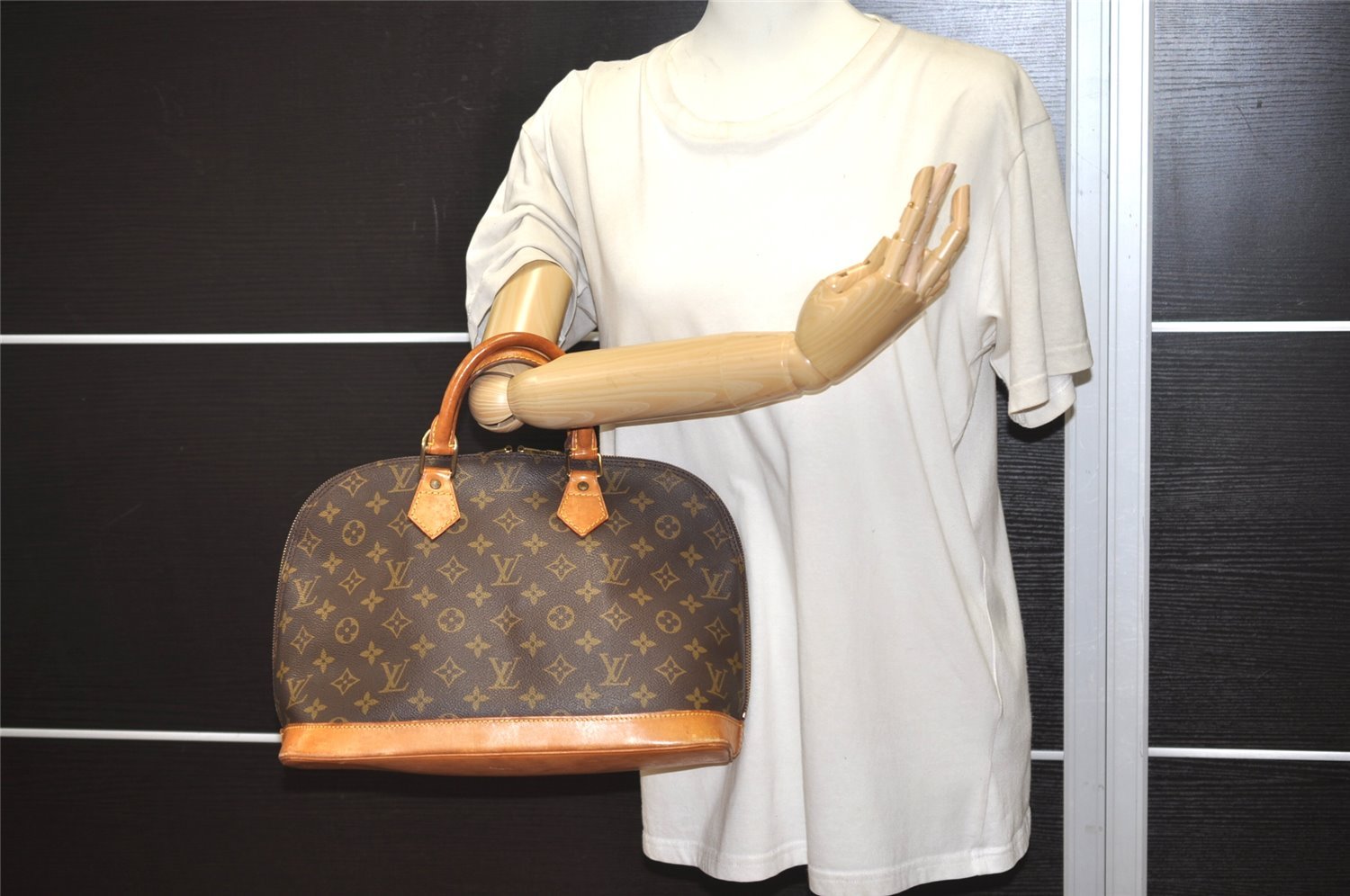 Authentic Louis Vuitton Monogram Alma Hand Bag Purse M51130 LV 2631J