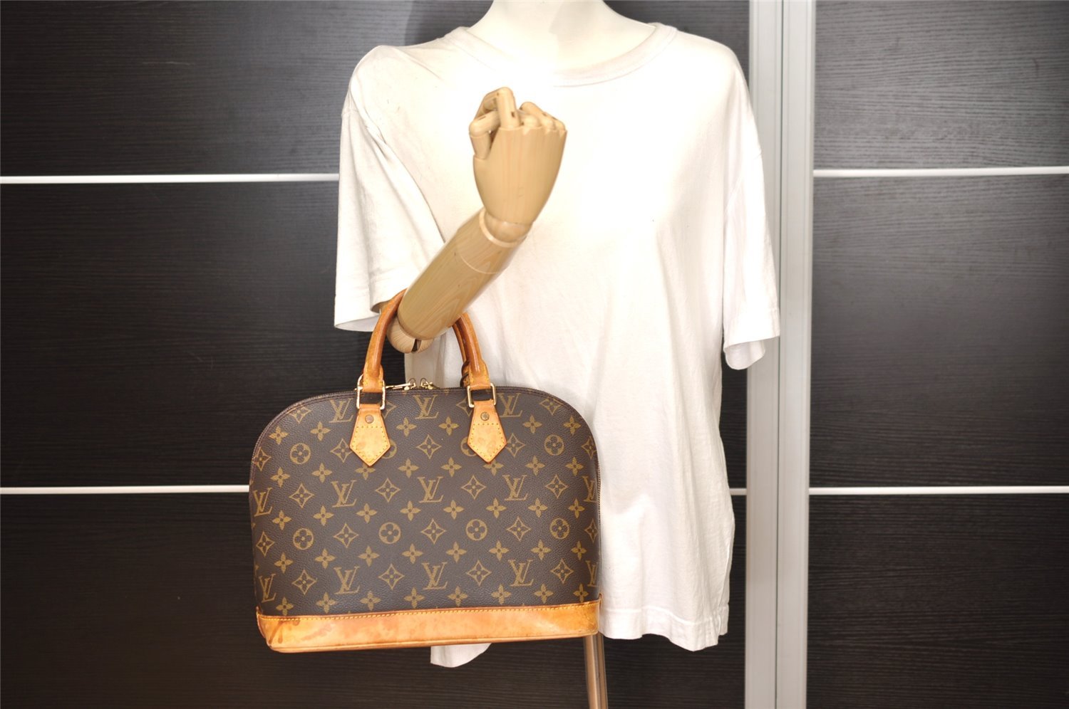 Authentic Louis Vuitton Monogram Alma Hand Bag Purse M51130 LV 2634J