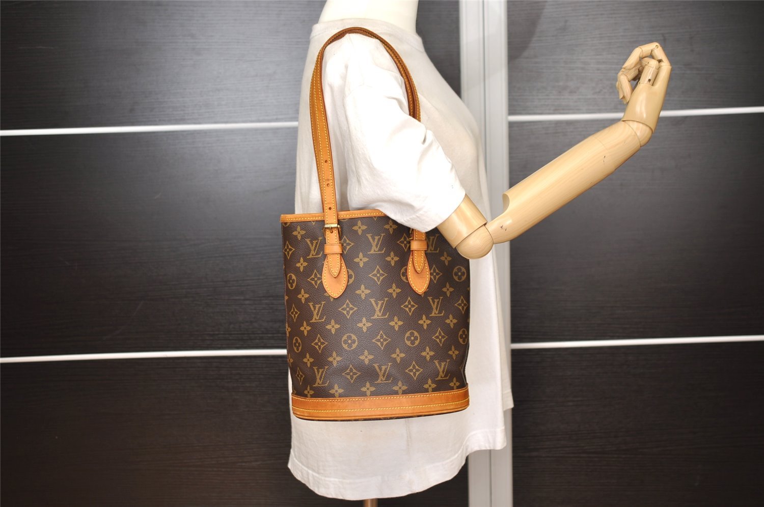 Authentic Louis Vuitton Monogram Bucket PM Shoulder Tote Bag M42238 LV 2637J