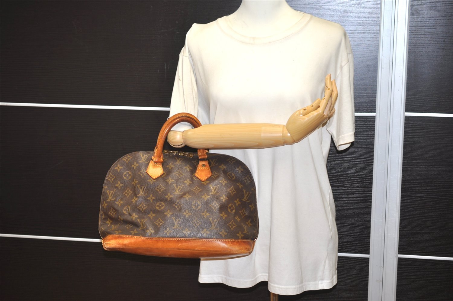Authentic Louis Vuitton Monogram Alma Hand Bag Purse M51130 LV 2639J