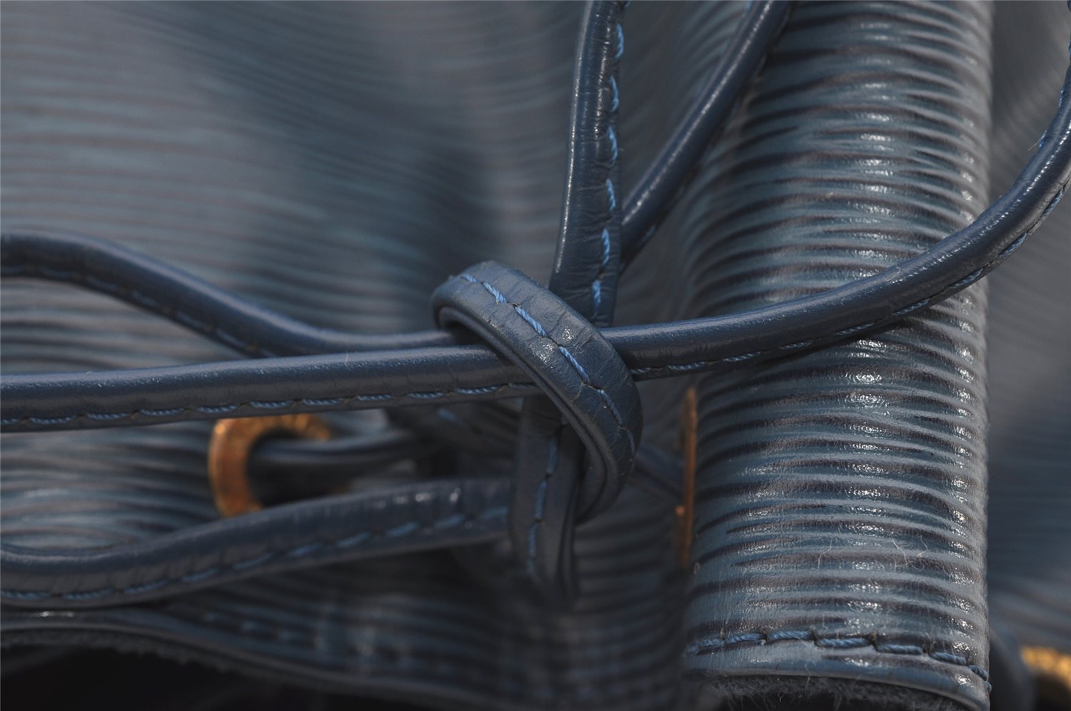 Authentic Louis Vuitton Epi Noe Shoulder Drawstring Bag Blue M44005 LV 2650I