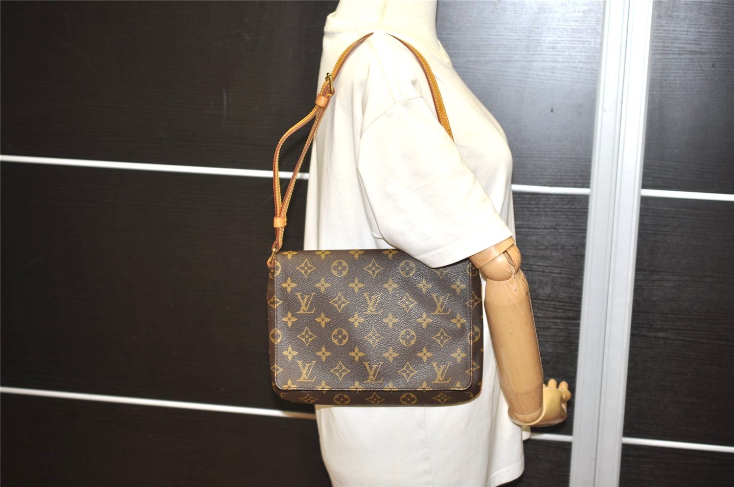 Authentic Louis Vuitton Monogram Musette Tango Shoulder Bag M51257 LV 2679I