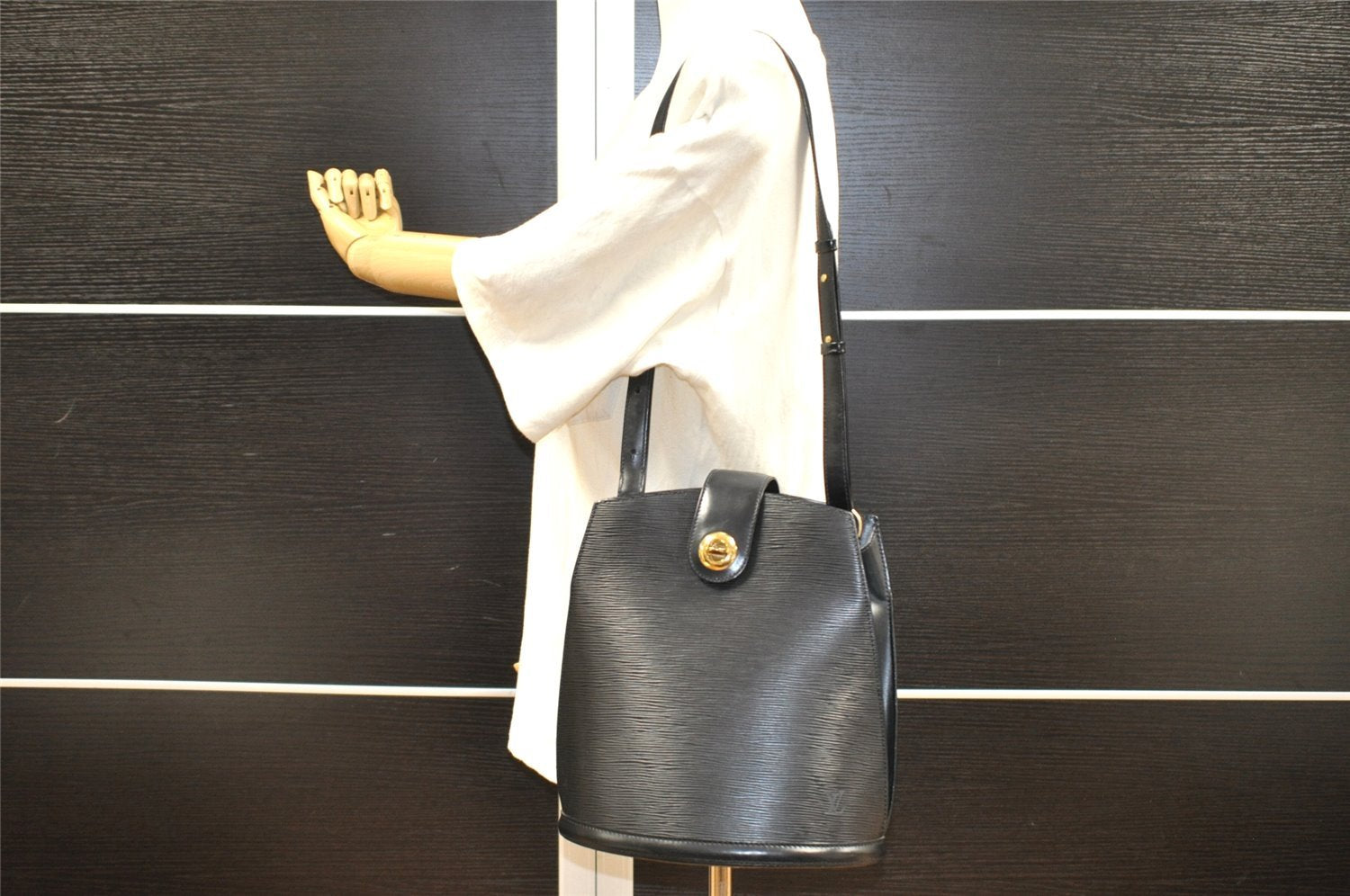 Authentic Louis Vuitton Epi Cluny Shoulder Bag Purse Black M52252 LV 2705I