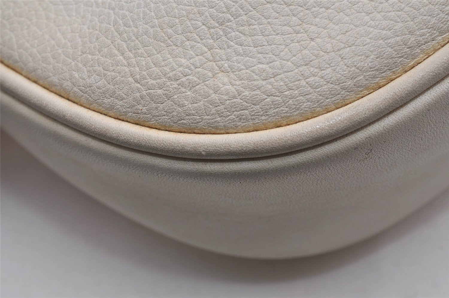 Authentic GUCCI Vintage Shoulder Cross Body Bag Purse Leather White 2706J