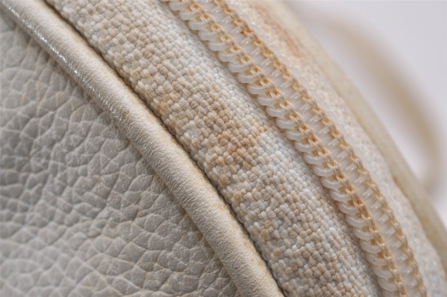 Authentic GUCCI Vintage Shoulder Cross Body Bag Purse Leather White 2706J