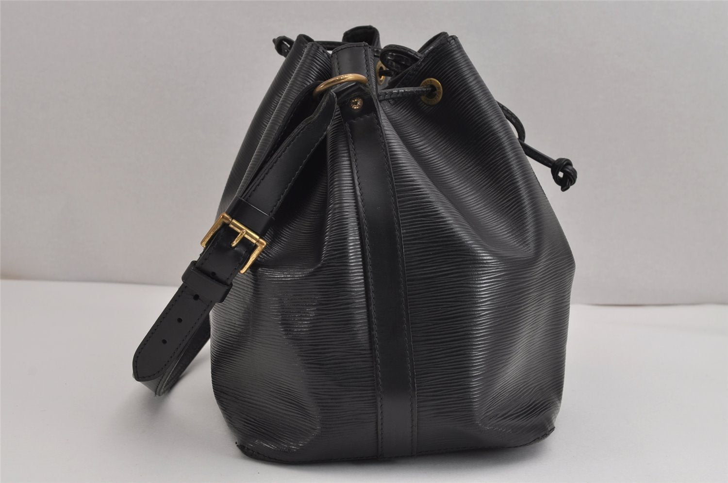 Authentic Louis Vuitton Epi Petit Noe Shoulder Drawstring Bag M59012 Black 2710J