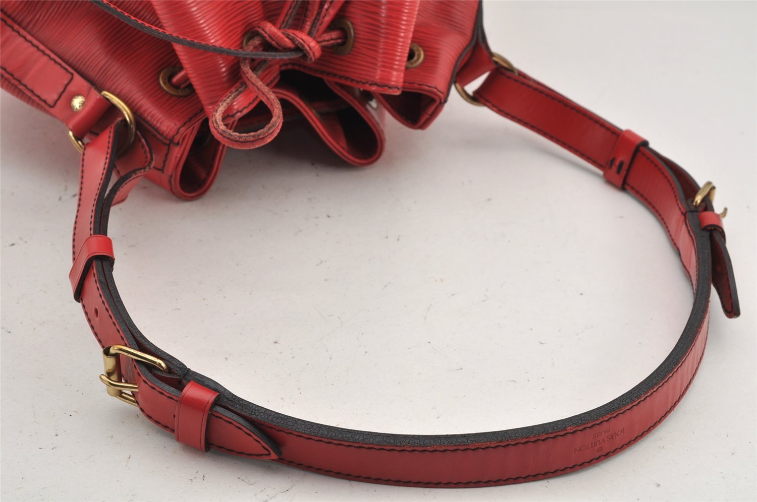 Authentic Louis Vuitton Epi Petit Noe Shoulder Drawstring Bag M44107 Red 2784K