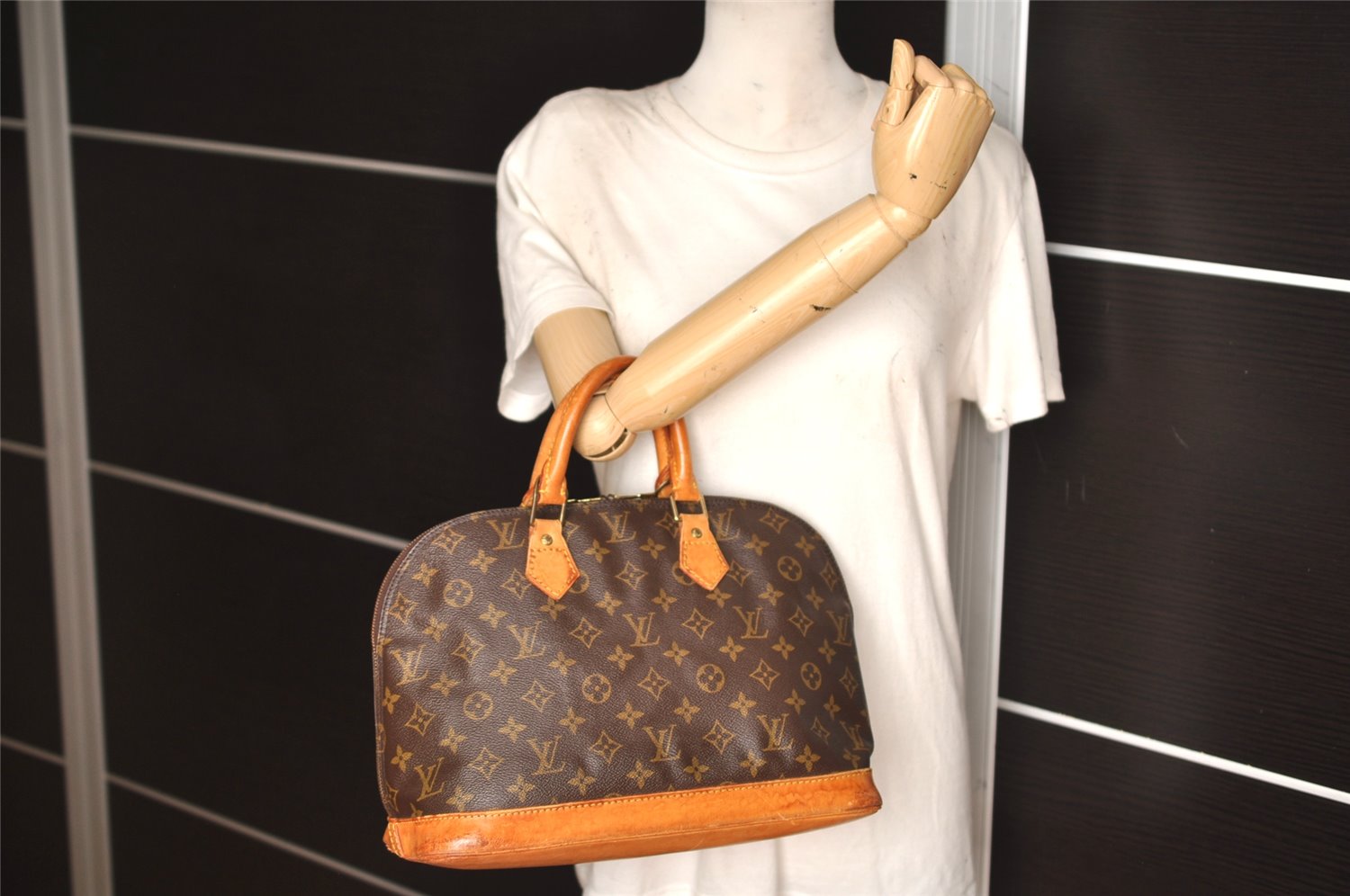 Authentic Louis Vuitton Monogram Alma Hand Bag Purse M51130 LV 2821K
