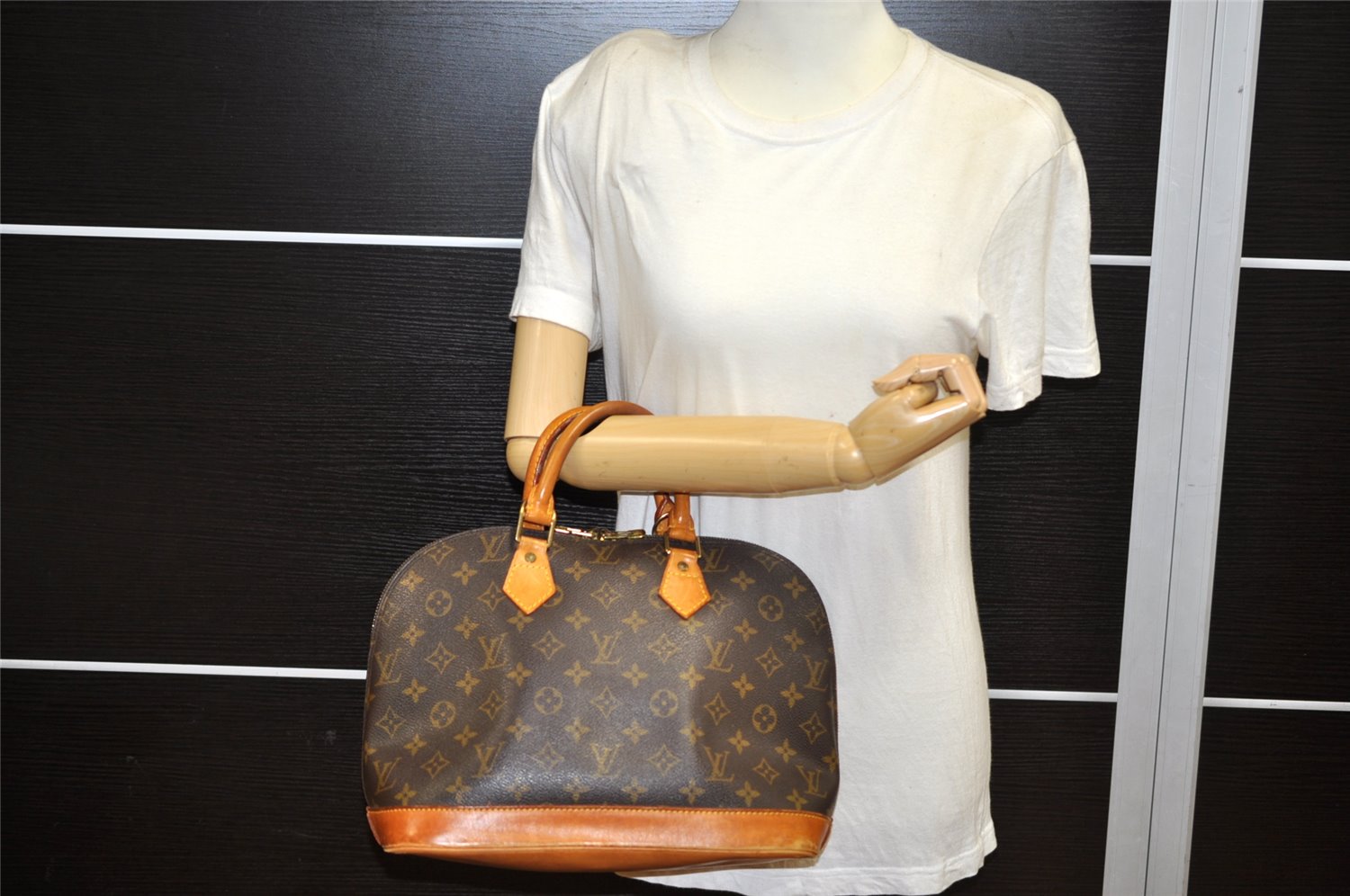 Authentic Louis Vuitton Monogram Alma Hand Bag Purse M51130 LV 2834K