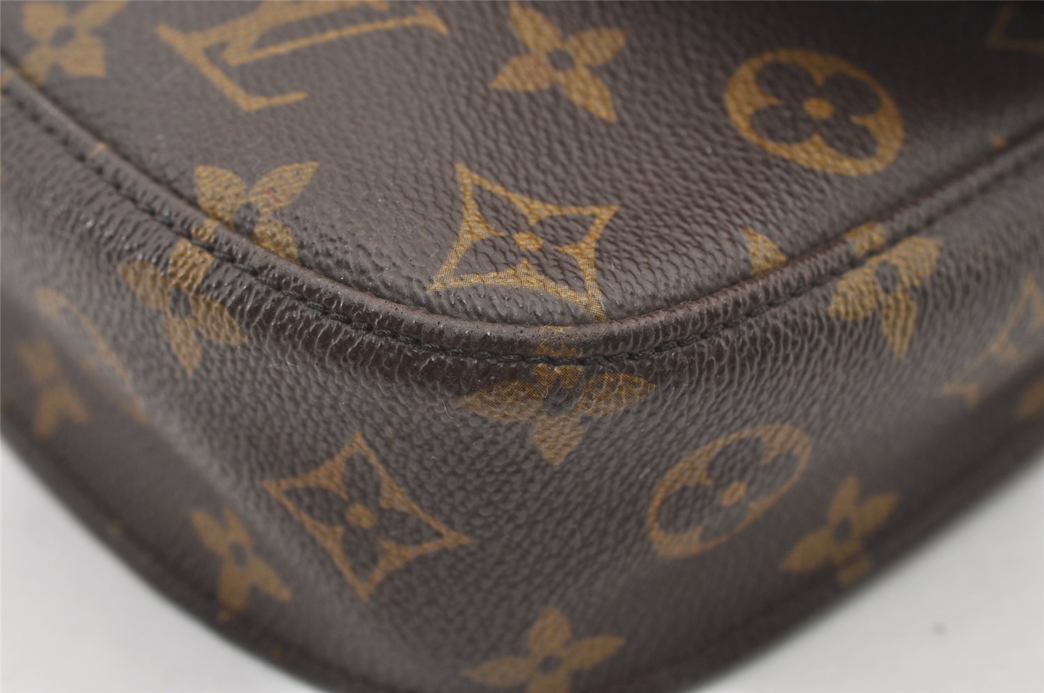 Authentic Louis Vuitton Monogram Saint Cloud MM M51243 Shoulder Cross Bag 2889J