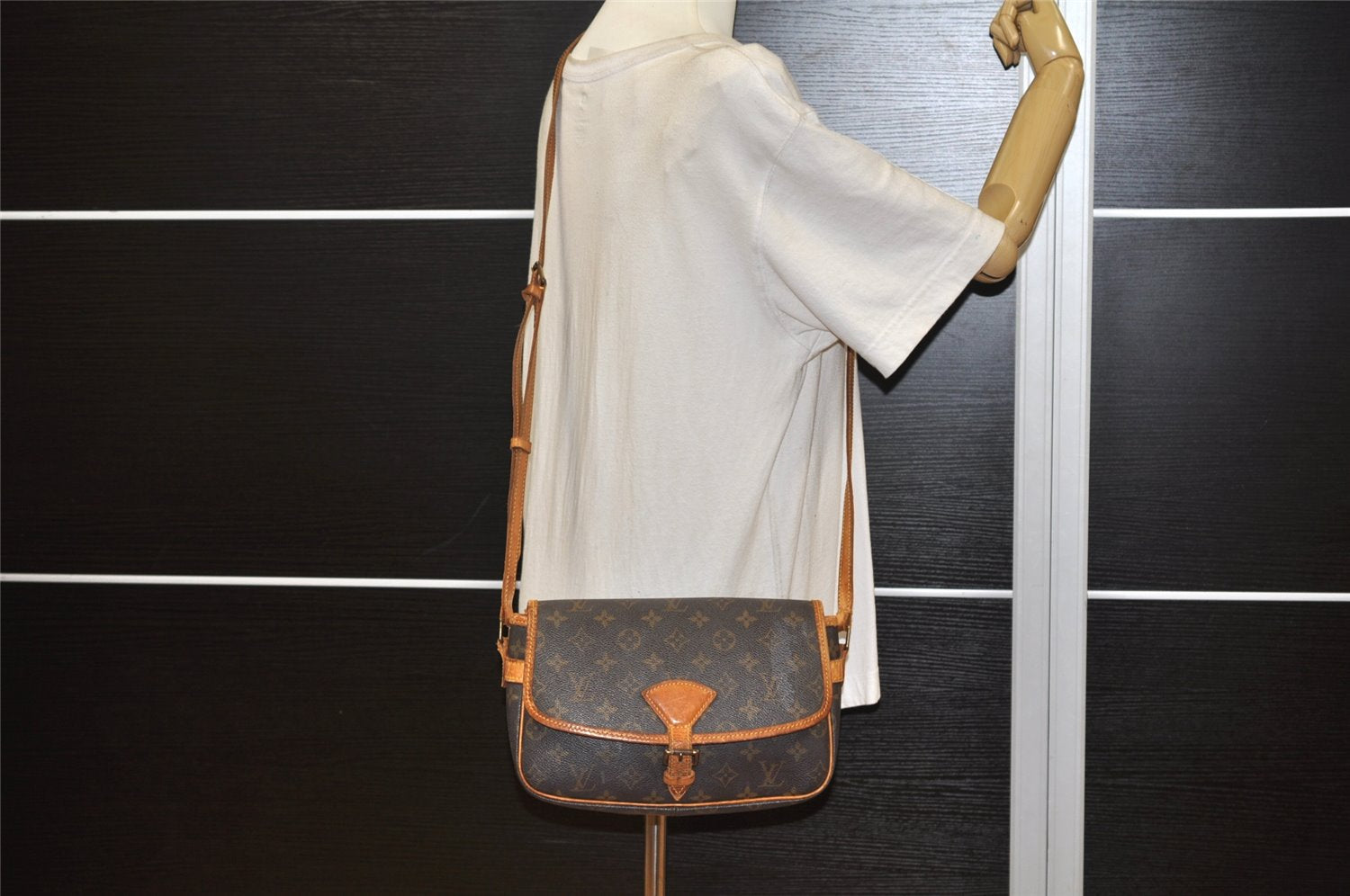 Authentic Louis Vuitton Monogram Sologne Shoulder Cross Body Bag M42250 LV 2903K