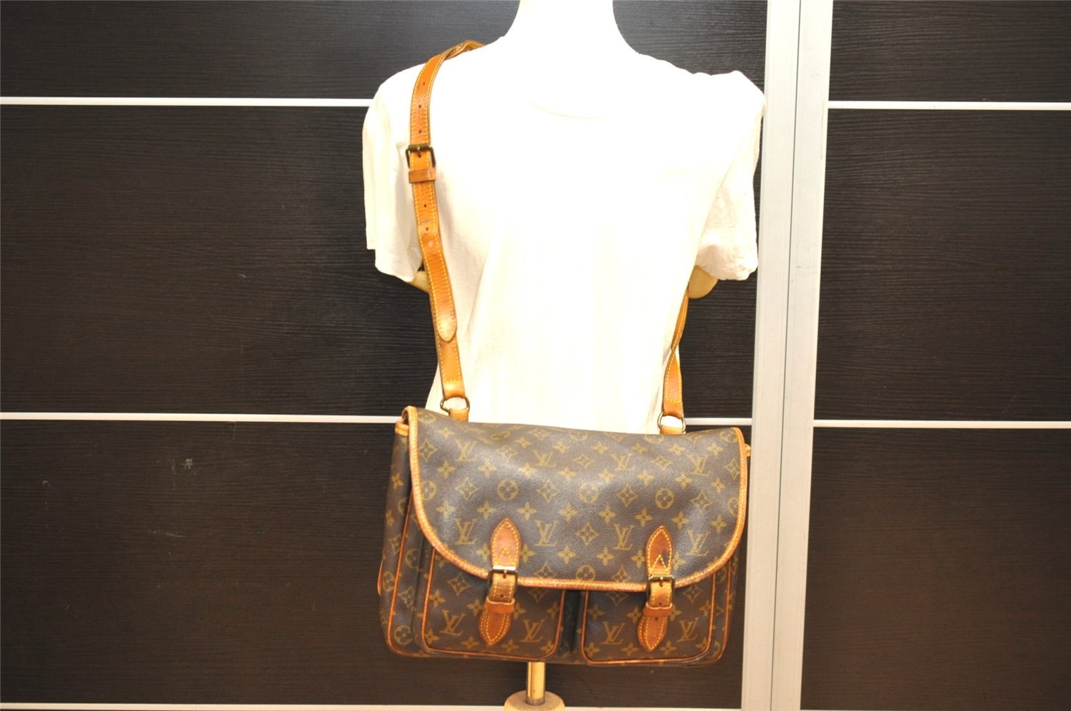 Authentic Louis Vuitton Monogram Sac Bazas Shoulder Cross Bag M99013 LV 2936J