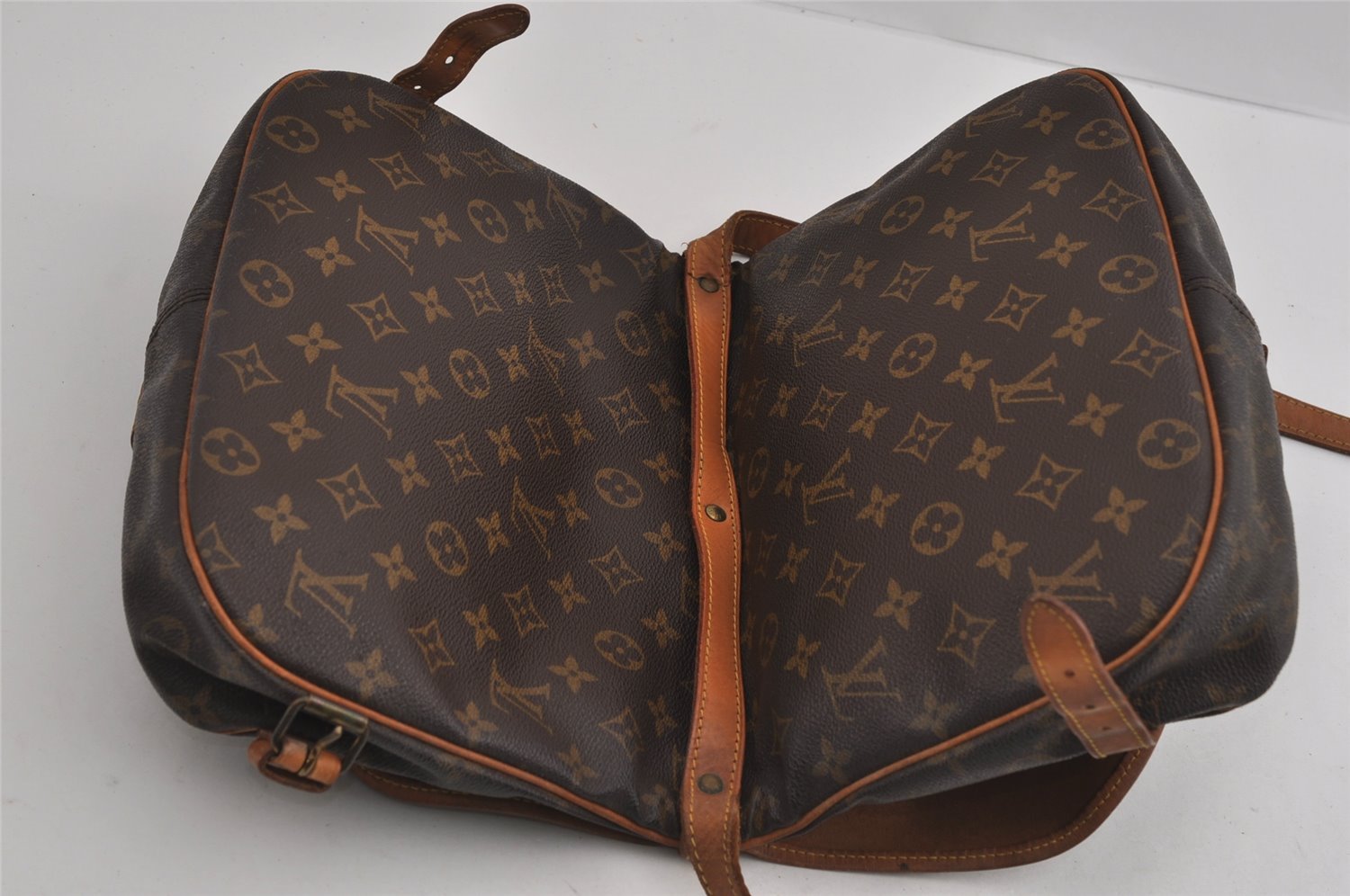Authentic Louis Vuitton Monogram Saumur 30 Shoulder Cross Bag M42256 LV 2944I