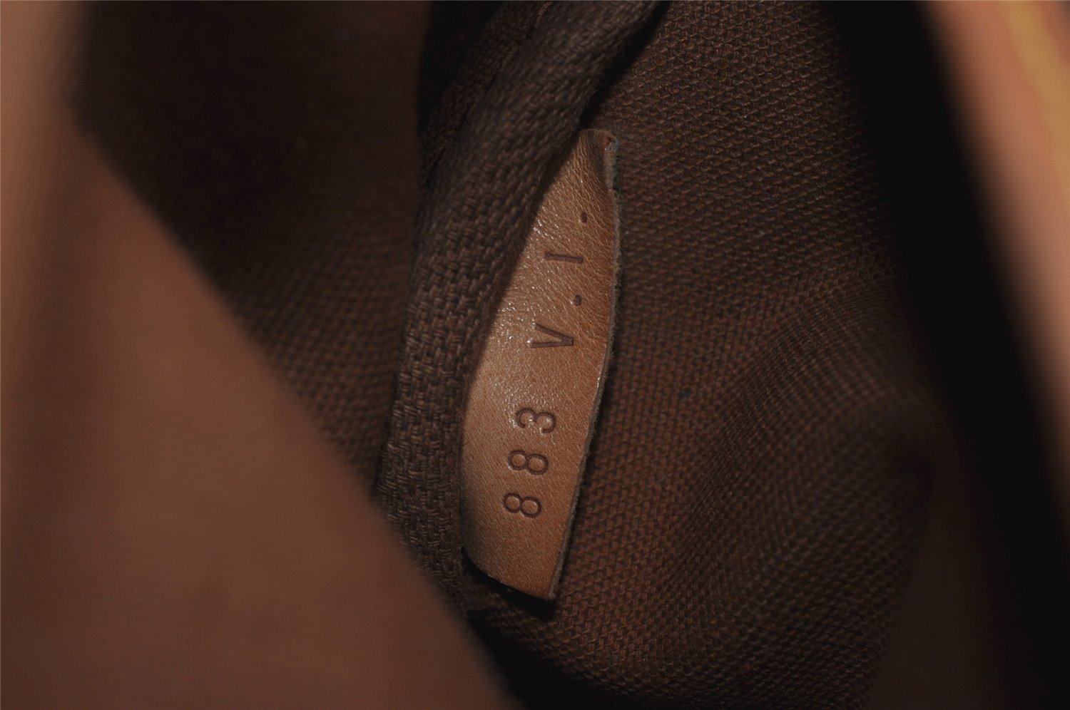 Authentic Louis Vuitton Monogram Saumur 30 Shoulder Cross Bag M42256 LV 2944I