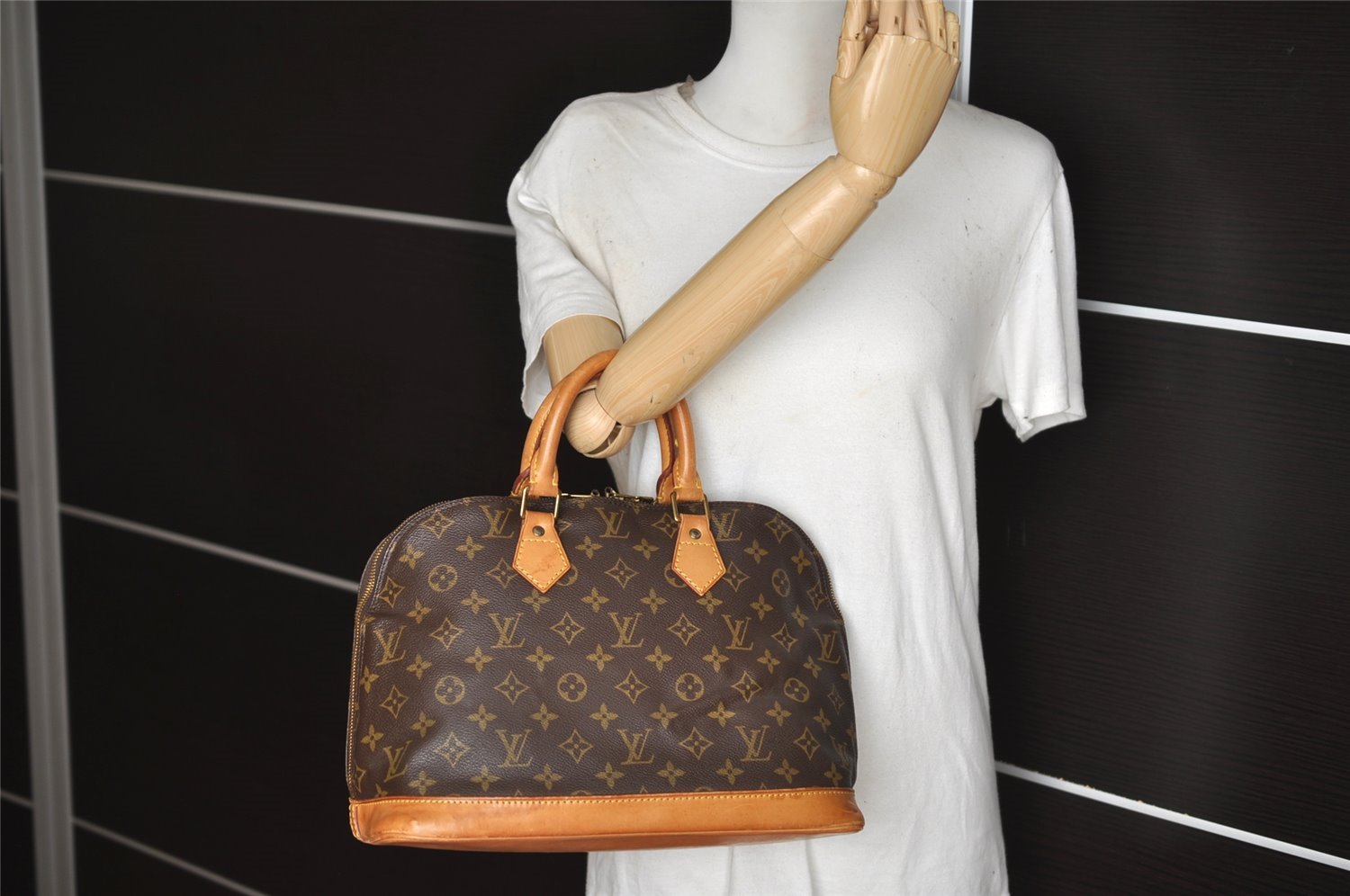 Authentic Louis Vuitton Monogram Alma Hand Bag Purse M51130 LV 2966J