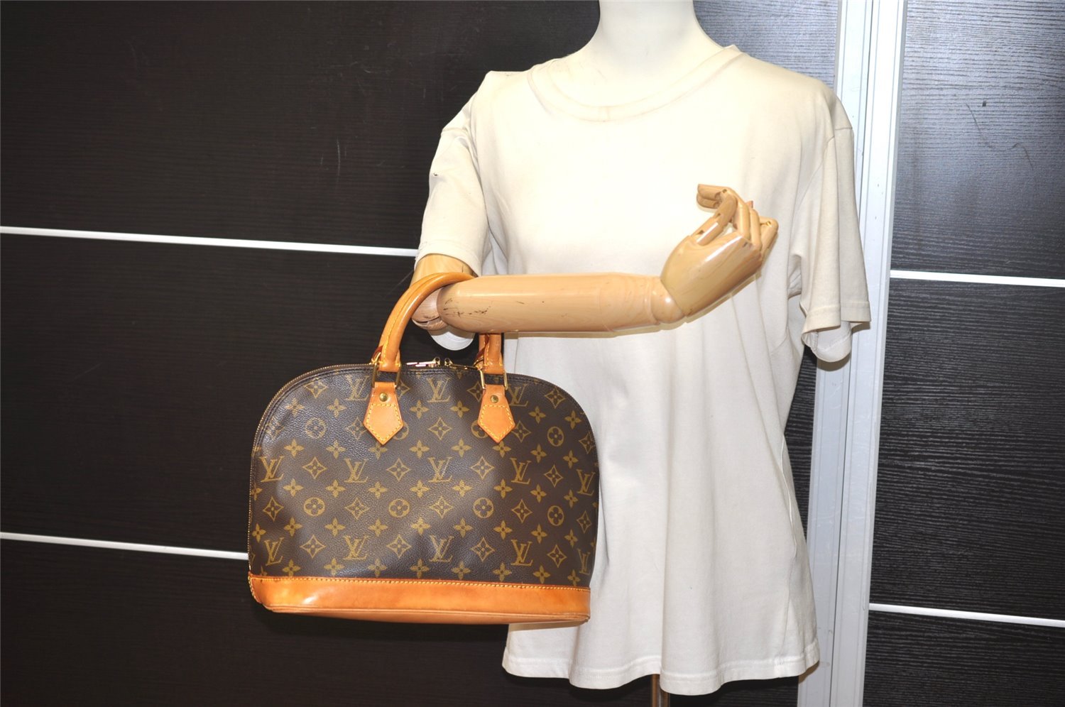 Authentic Louis Vuitton Monogram Alma Hand Bag Purse M51130 LV 2986J