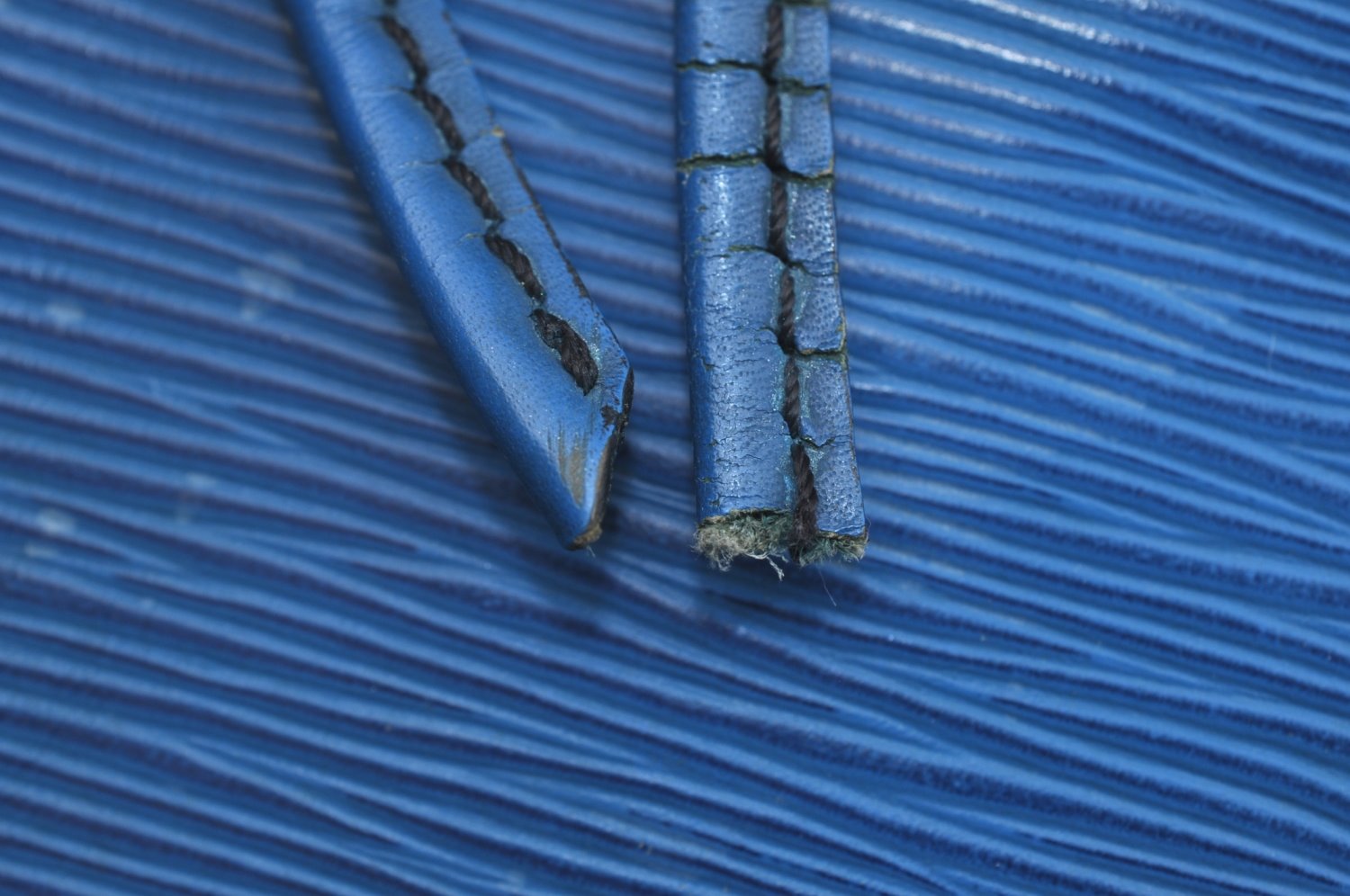 Authentic Louis Vuitton Epi Petit Noe Drawstring Bag M44105 Blue Junk 2990I