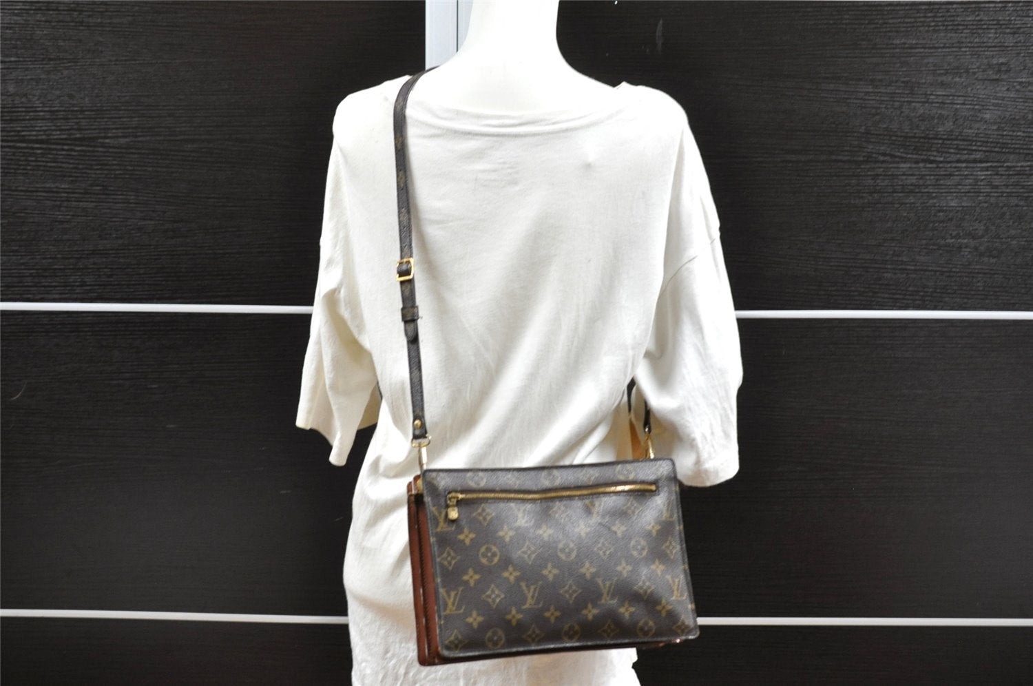 Authentic Louis Vuitton Monogram Enghien Shoulder Cross Bag M51205 LV 3047I