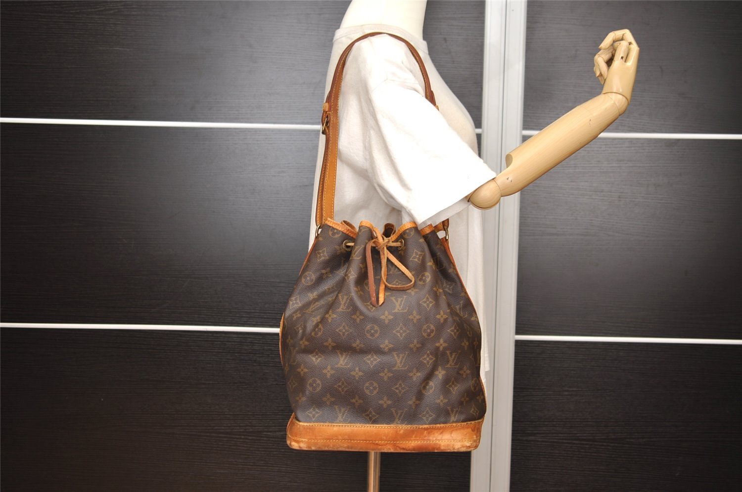 Authentic Louis Vuitton Monogram Noe Shoulder Drawstring Bag M42224 LV 3081J