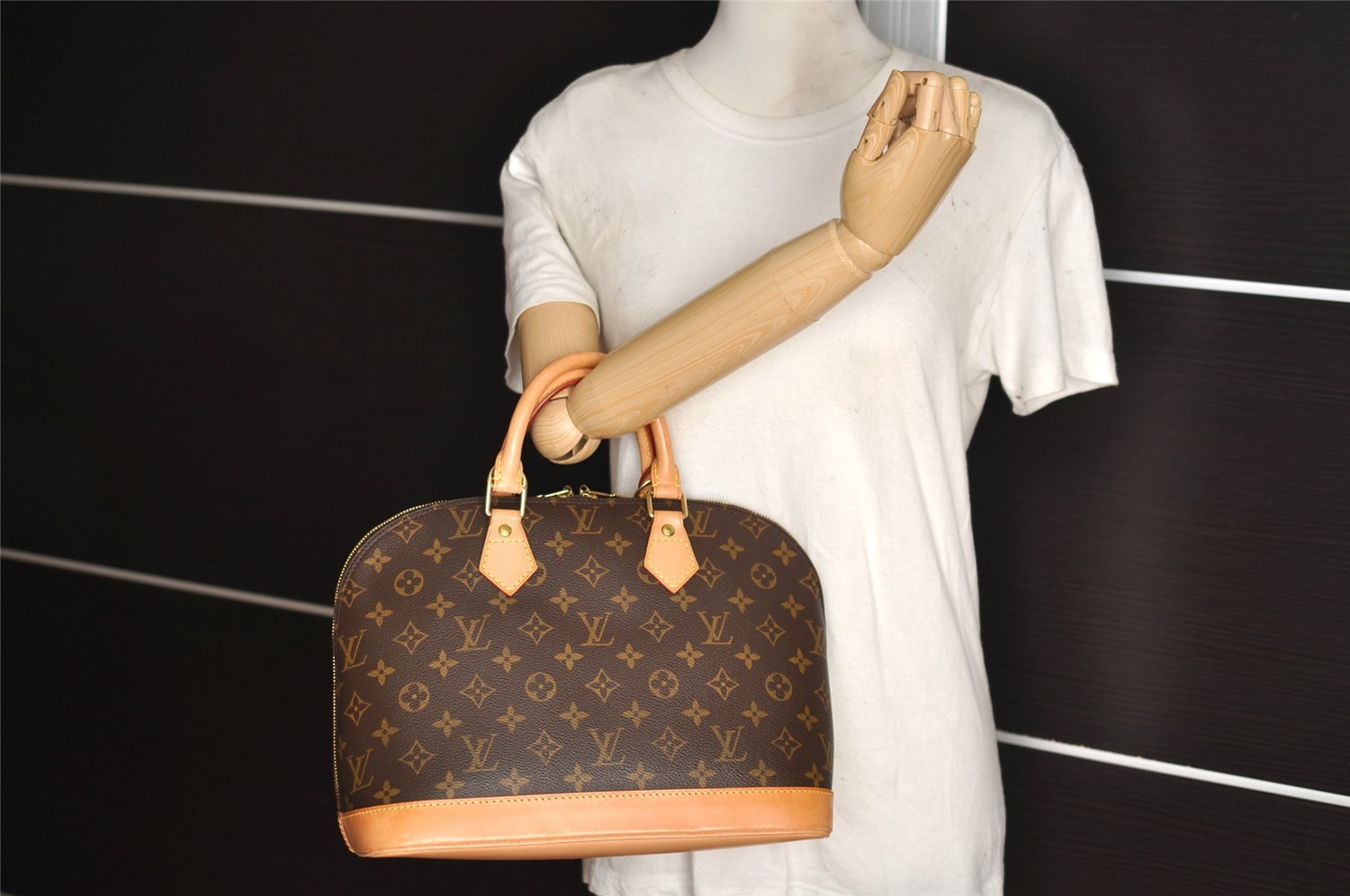 Authentic Louis Vuitton Monogram Alma Hand Bag Purse M51130 LV 3147I