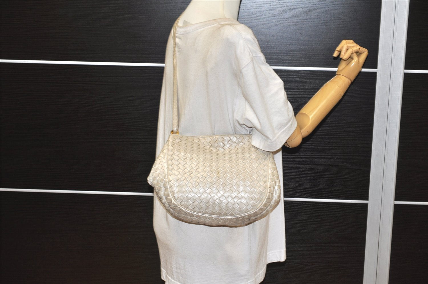 Authentic BOTTEGA VENETA Intrecciato Leather Shoulder Cross Body Bag White 3150K