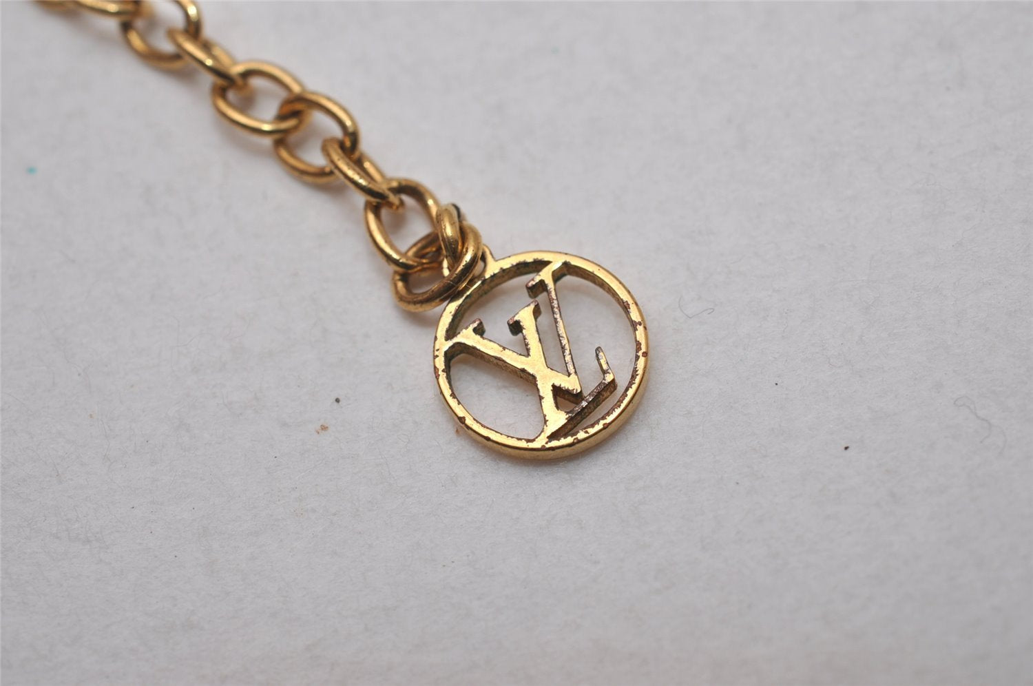 Authentic Louis Vuitton Essential V Gold Chain Pendant Necklace M61083 LV 3156I