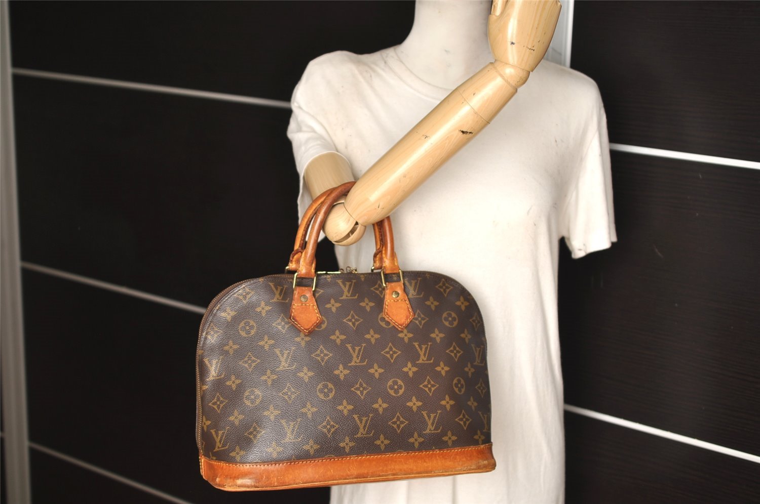 Authentic Louis Vuitton Monogram Alma Hand Bag Purse M51130 LV 3166K
