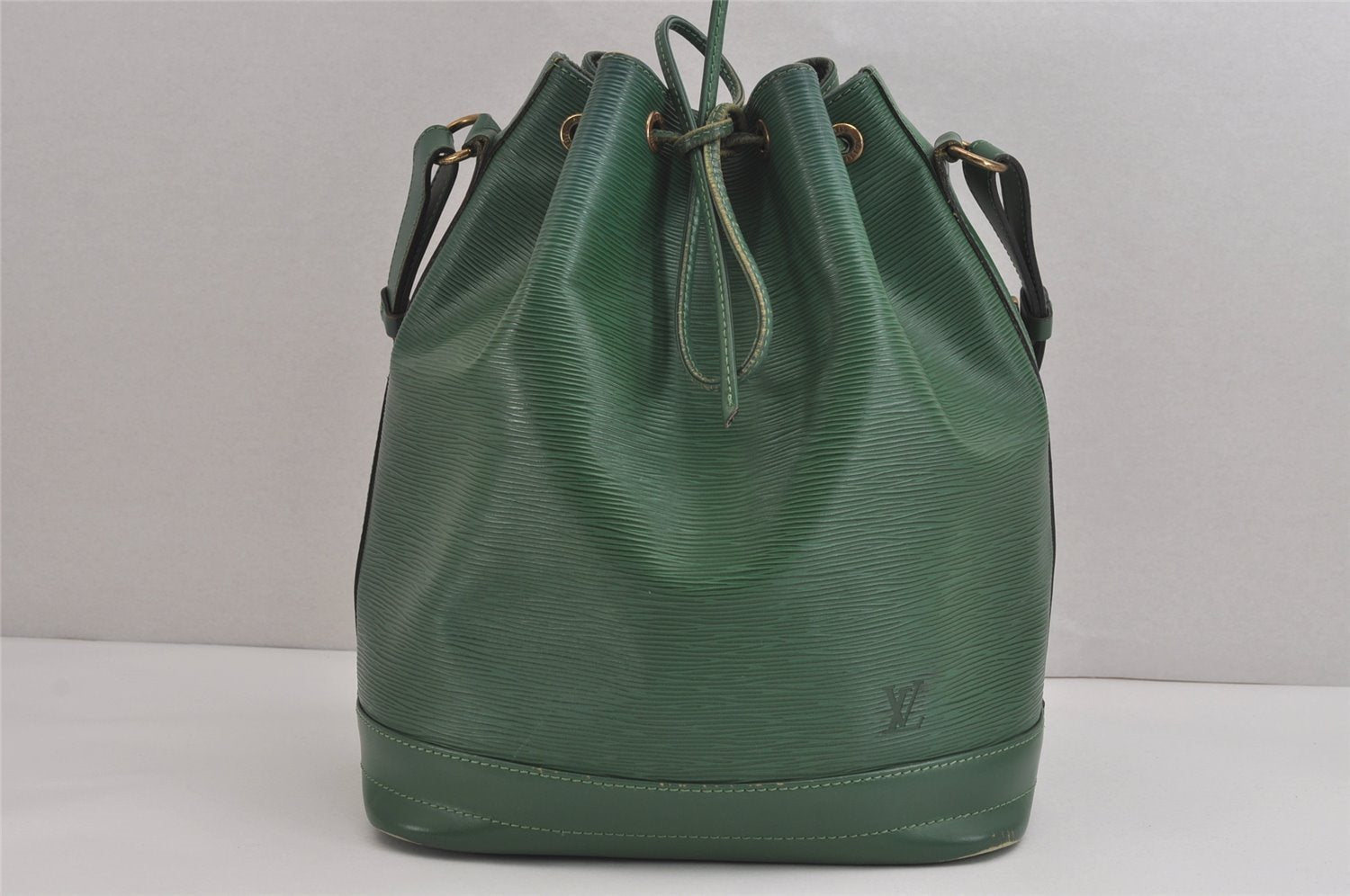 Authentic Louis Vuitton Epi Noe Shoulder Drawstring Bag Green M44004 LV 3172J
