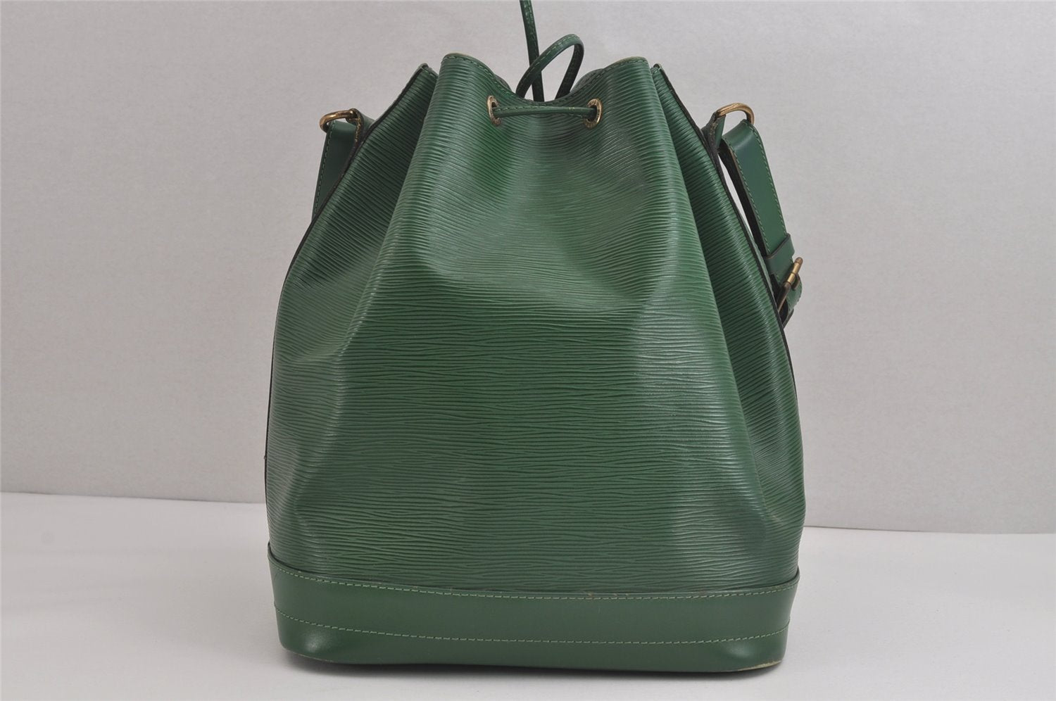 Authentic Louis Vuitton Epi Noe Shoulder Drawstring Bag Green M44004 LV 3172J