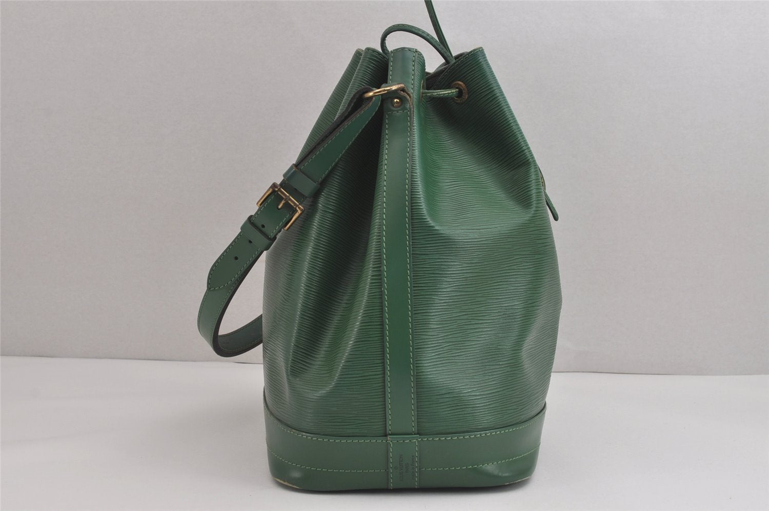 Authentic Louis Vuitton Epi Noe Shoulder Drawstring Bag Green M44004 LV 3172J